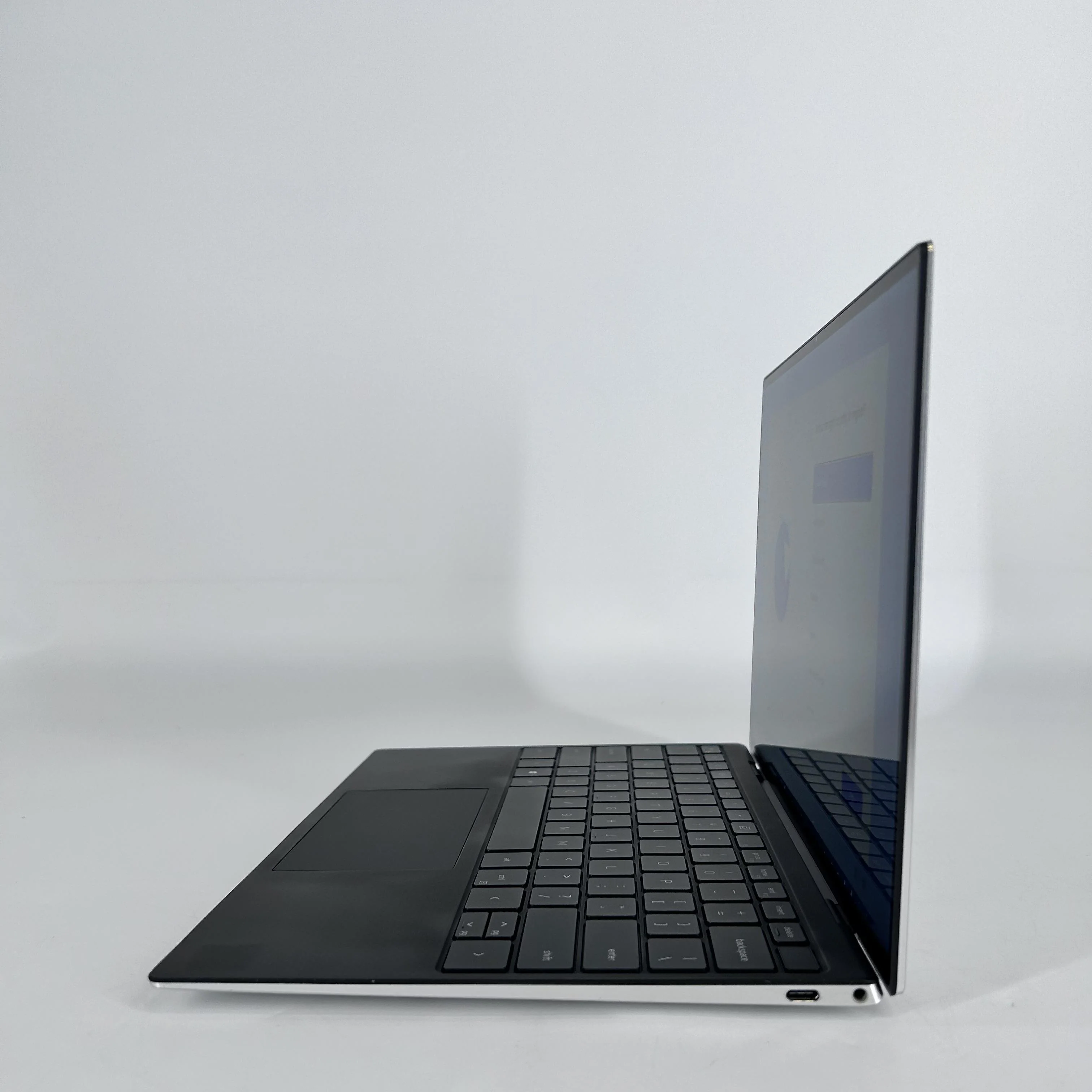 Dell XPS 13 9310 Silver 3.0 GHz Intel Core i7 11th Gen. 32GB RAM 1TB Solid State Drive - Image 4