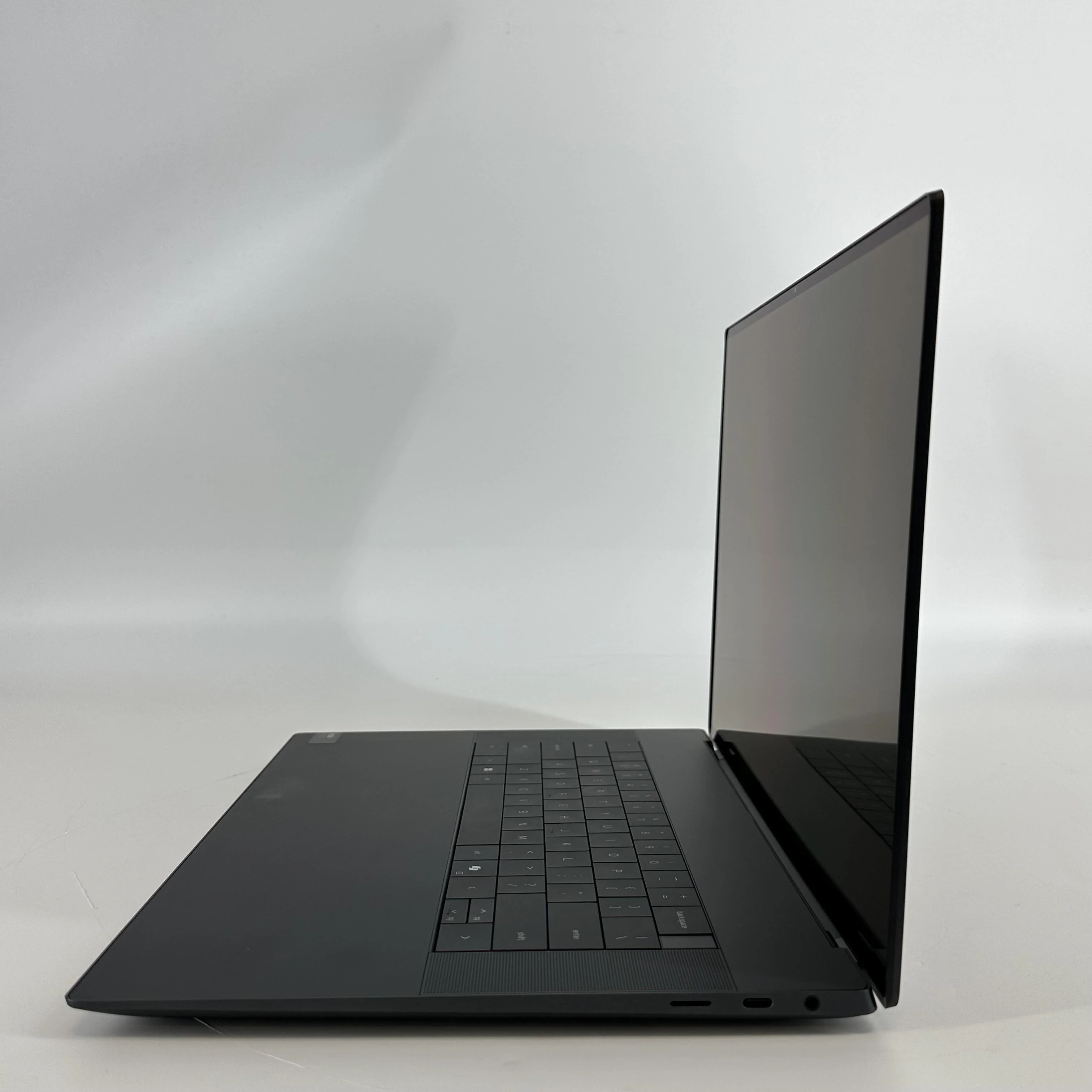 Dell XPS 16 9640 Graphite 2.5 GHz Intel Core Ultra 9 32GB RAM 2TB Solid State Drive NVIDIA GeForce RTX 4070 8 GB - Image 4