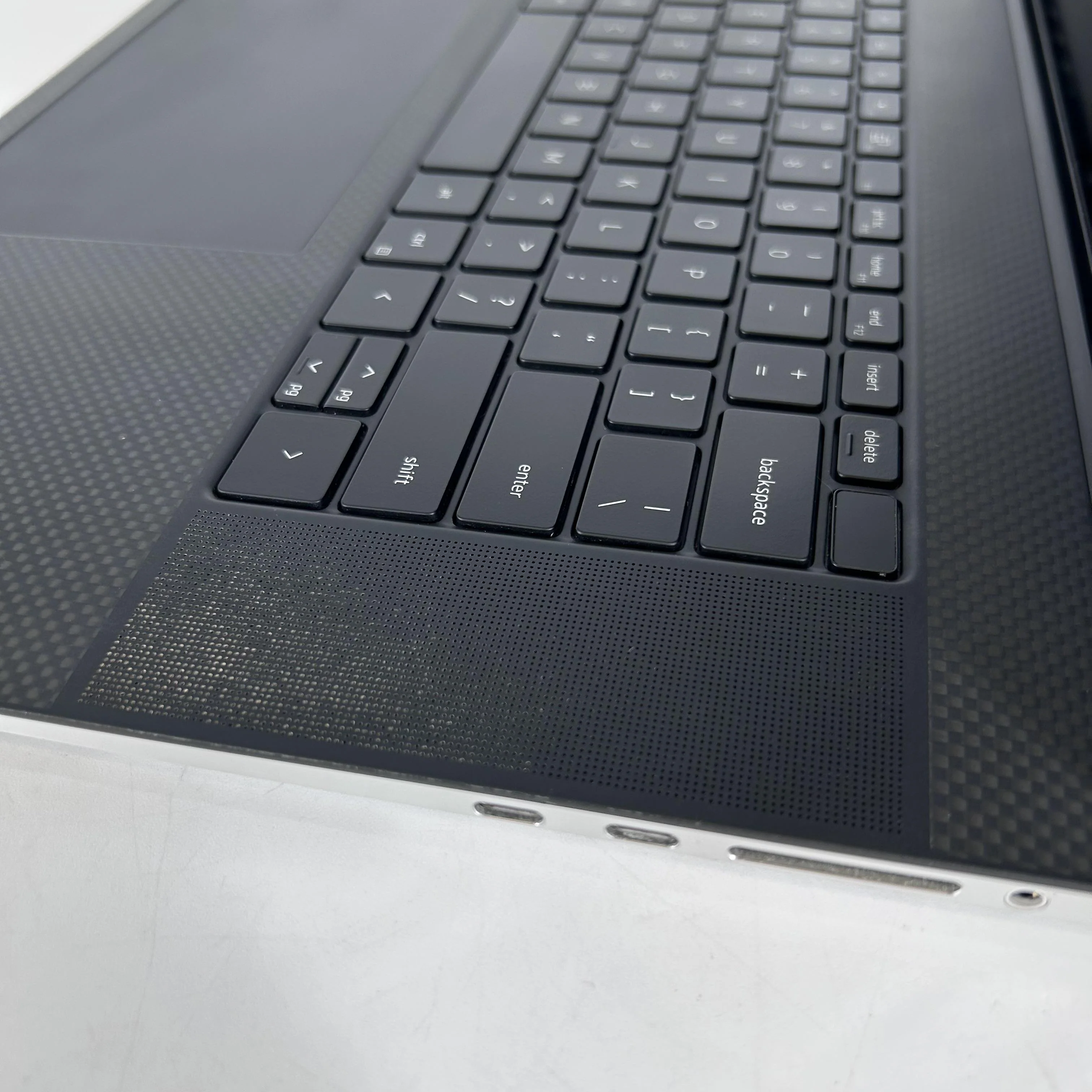 Dell XPS 17 9700 Silver 2.5 GHz Intel Core i5 10th Gen. 16GB RAM 1TB Solid State Drive - Image 12