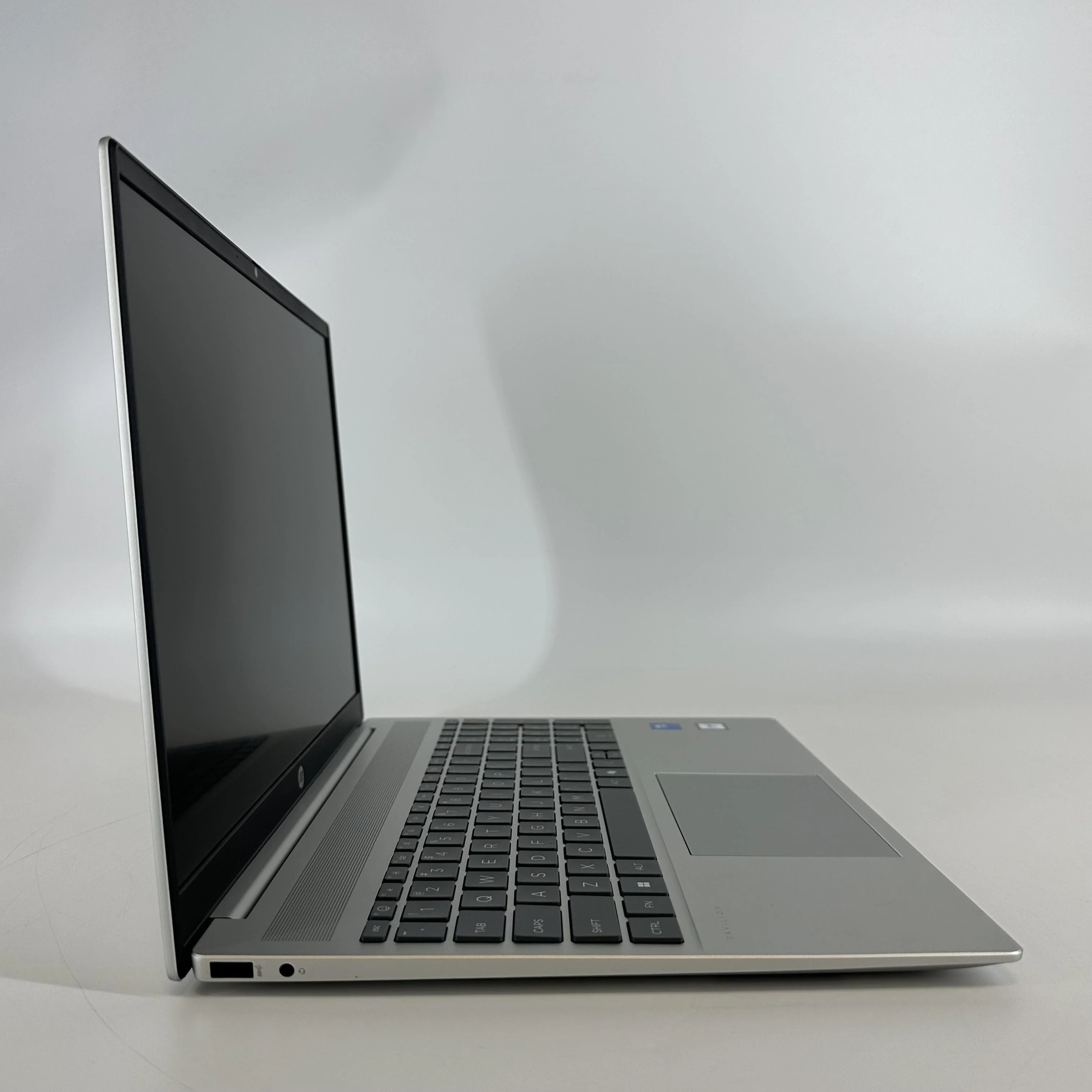 HP Pavilion 16 Silver 1.7 GHz Intel Core 5 16GB RAM 1TB Solid State Drive - Image 3