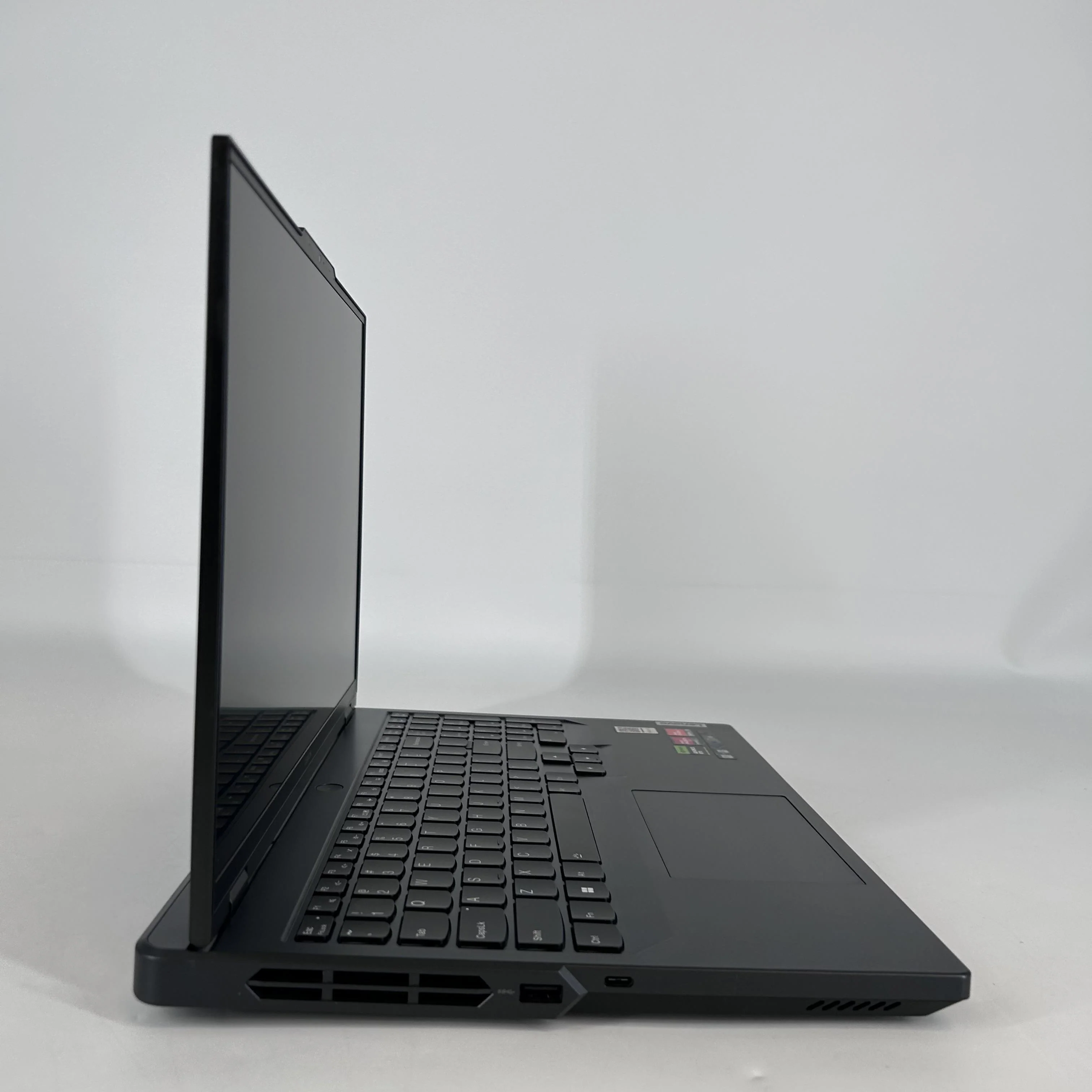 Lenovo Legion Pro 7 Gen 8 16 Onyx Grey 2.5 GHz AMD Ryzen 9 7945HX 32GB RAM 1TB Solid State Drive NVIDIA GeForce RTX 4080 12 GB - Image 3