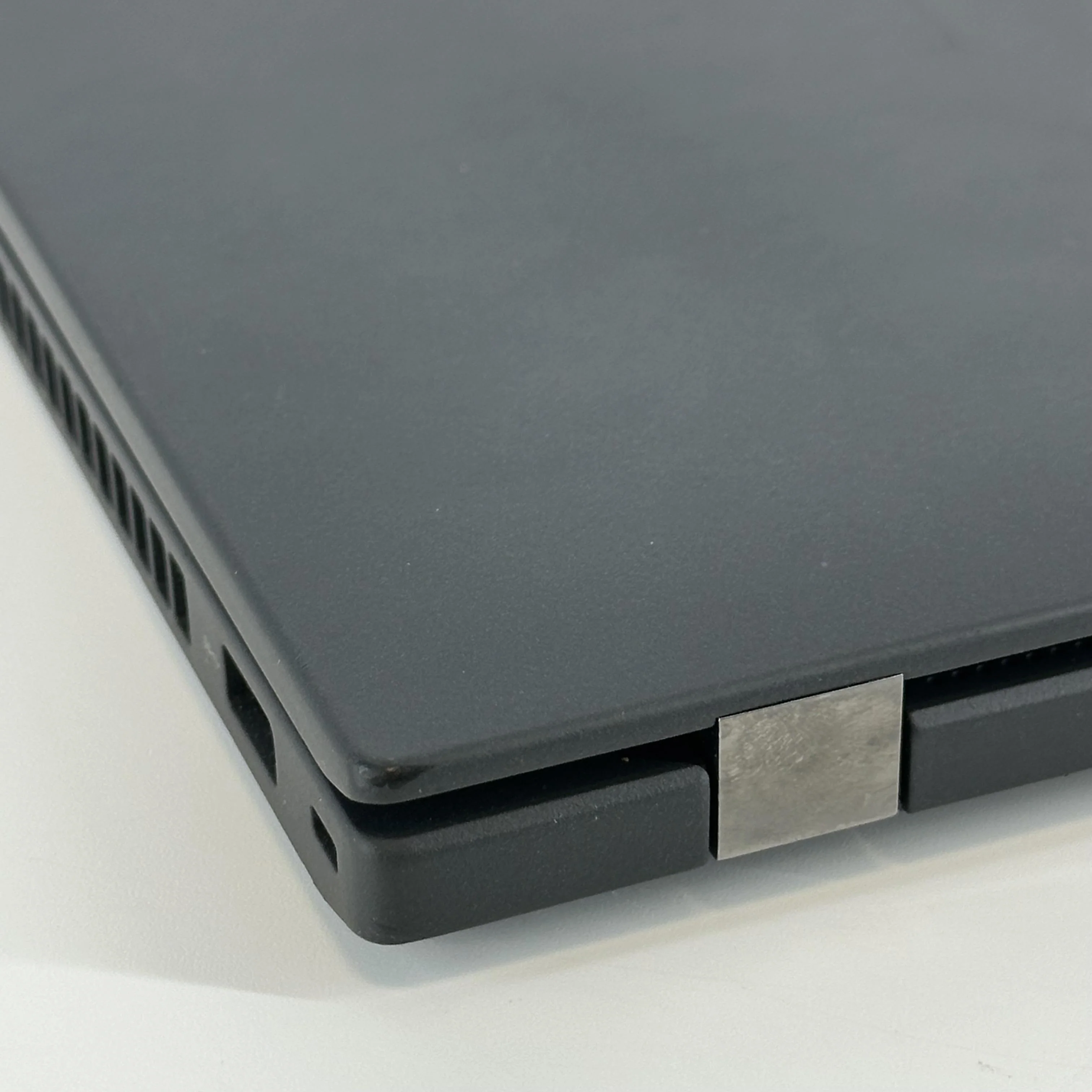 Lenovo ThinkPad T16 Gen 2 Black 3.3 GHz AMD Ryzen 7 Pro 7840U 32GB RAM 1TB Solid State Drive - Image 9