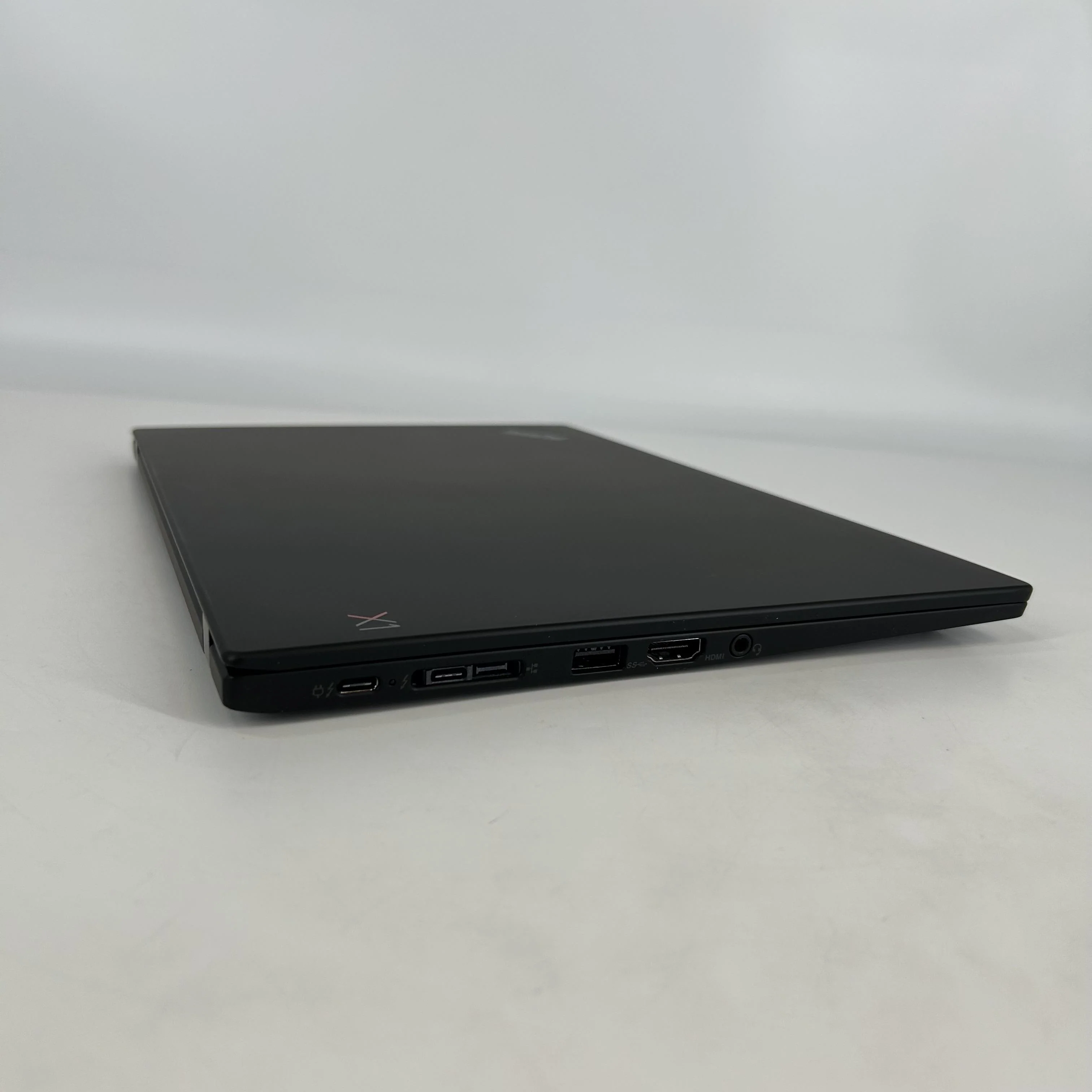 Lenovo ThinkPad X1 Carbon Gen 7 14 Gray 1.1 GHz Intel Core i7 10th Gen. 16GB RAM 256GB Solid State Drive - Image 9
