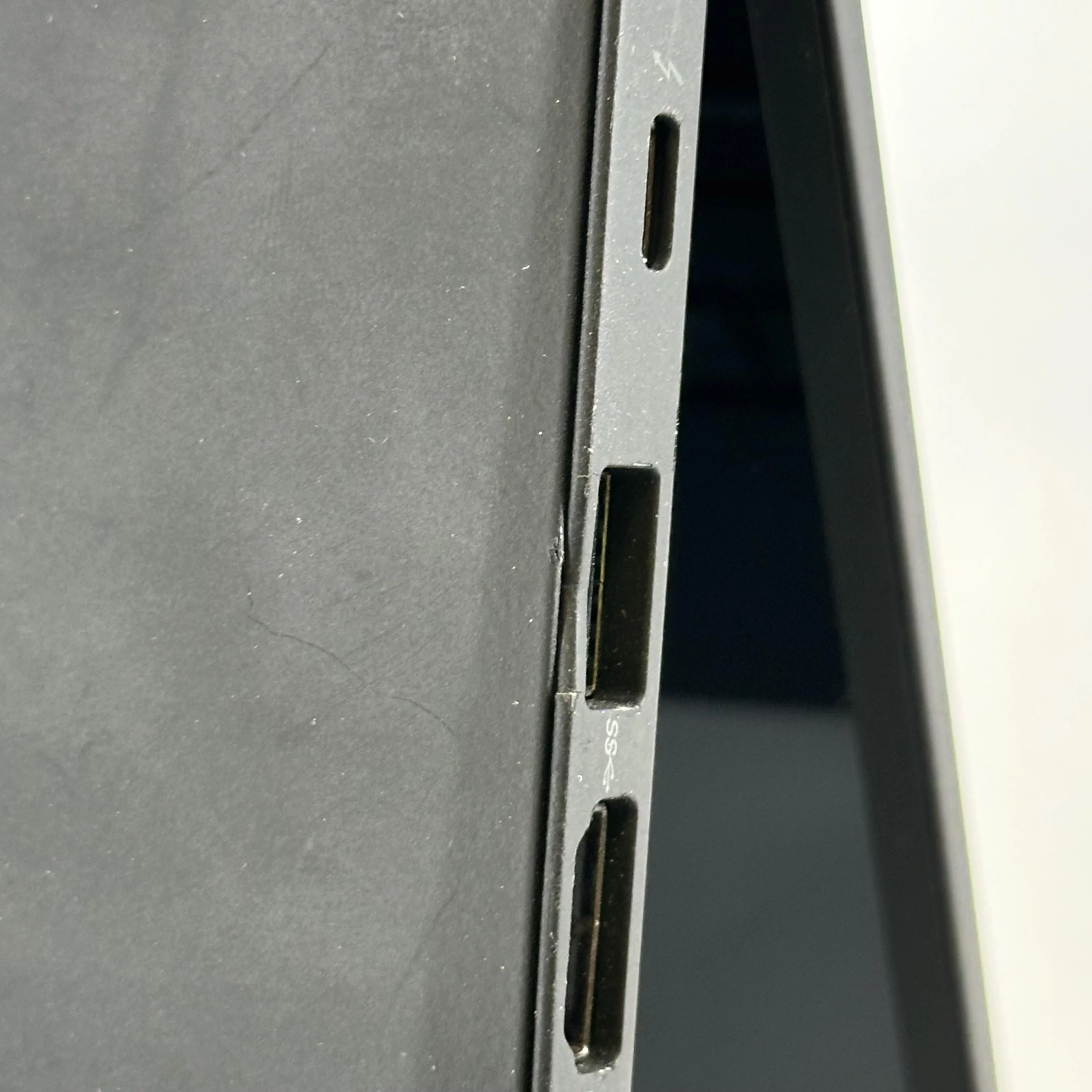 Lenovo ThinkPad X1 Carbon Gen 9 14 Black 3.0 GHz Intel Core i7 11th Gen. 16GB RAM 1TB Solid State Drive - Image 9