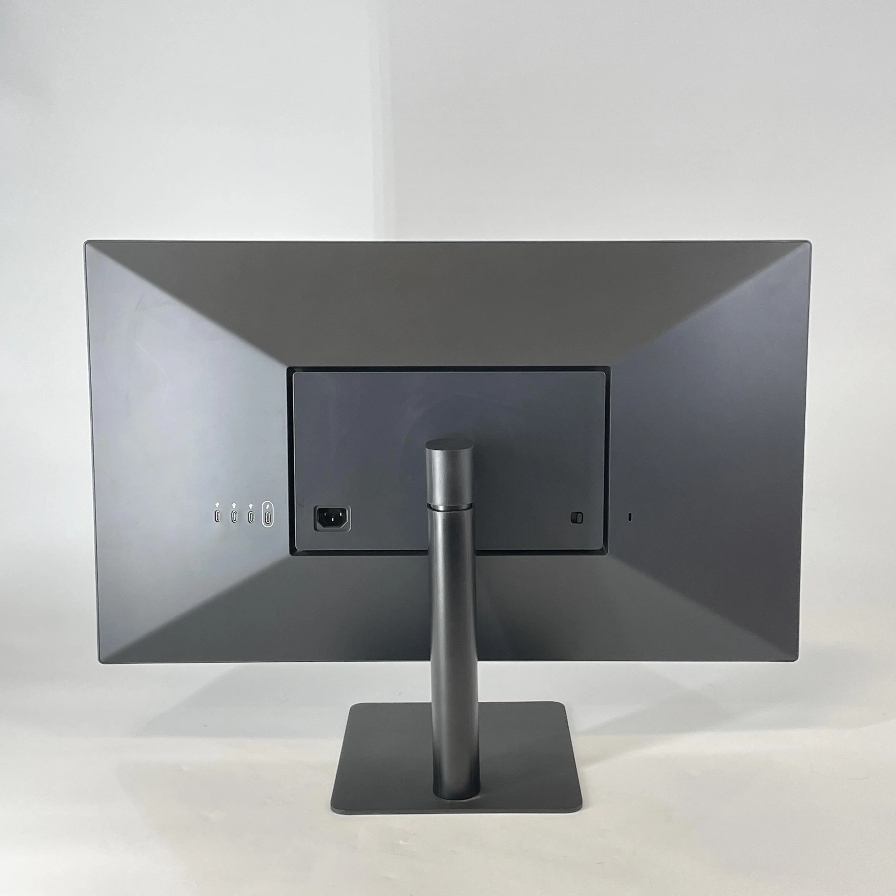 LG Ultrafine 27in - Image 2