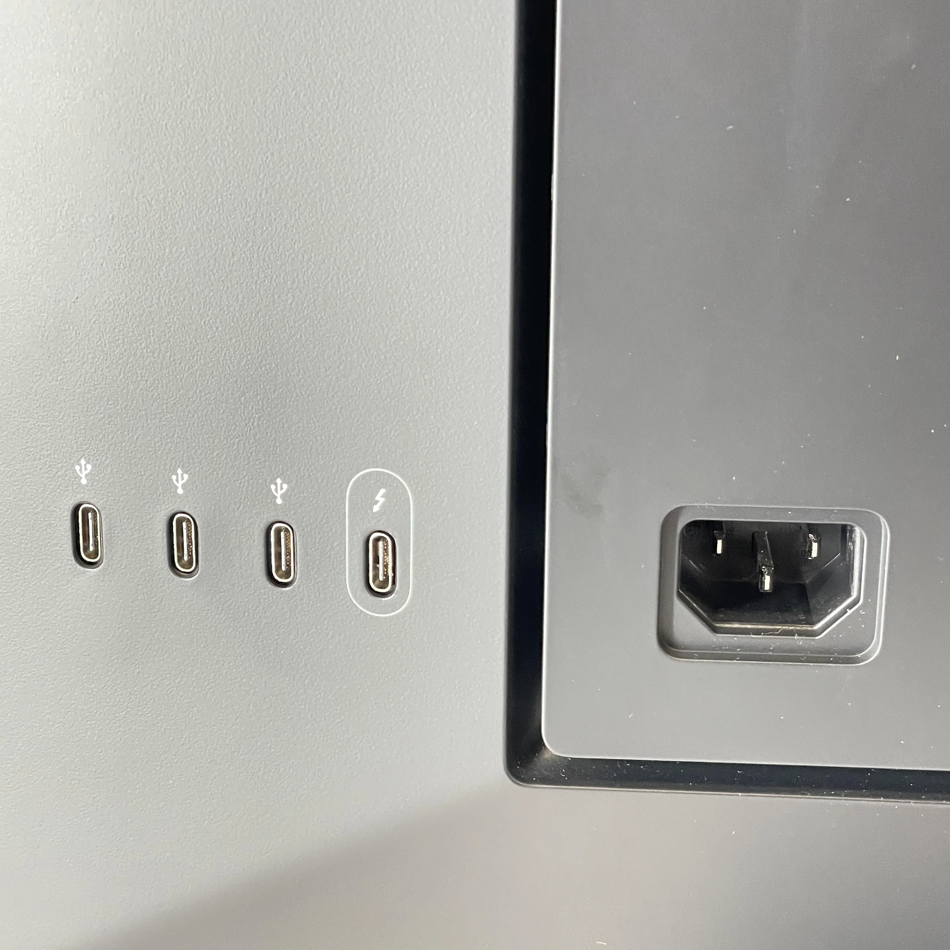 LG Ultrafine 27in - Image 3