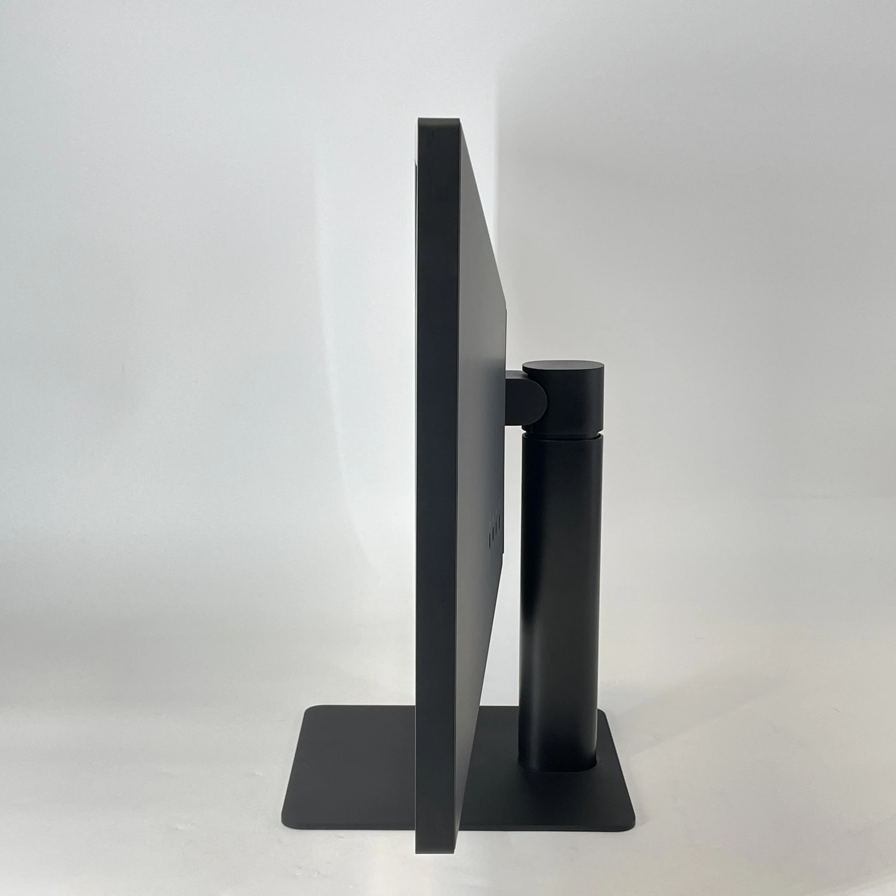 LG Ultrafine 27in - Image 5