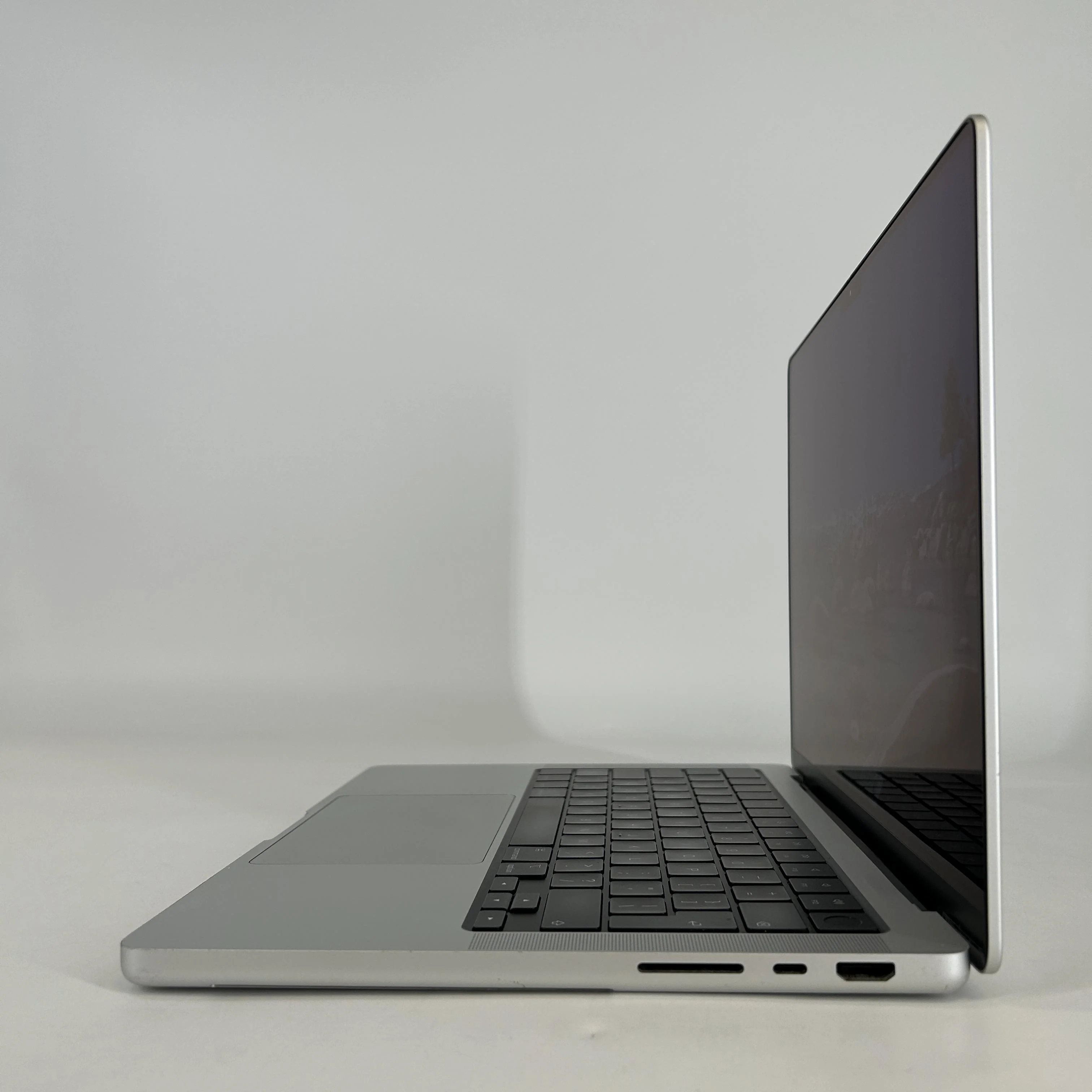 MacBook Pro 14 2021 Silver 3.2 GHz M1 Pro 10-Core CPU 16GB Unified Memory 1TB Solid State Drive 16-Core GPU - Image 4