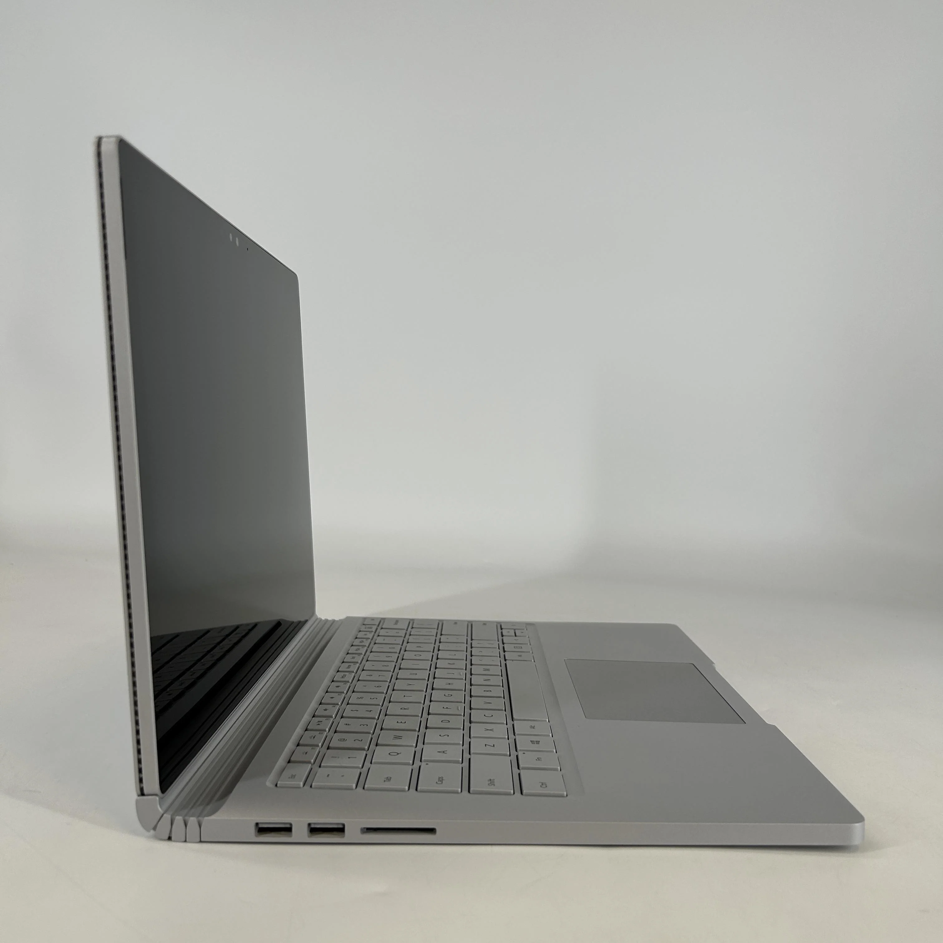 Microsoft Surface Book 1 13.5 Silver 2.6 GHz Intel Core i7 6th Gen. 16GB RAM 1TB Solid State Drive NVIDIA GeForce GTX 965M 2 GB - Image 3