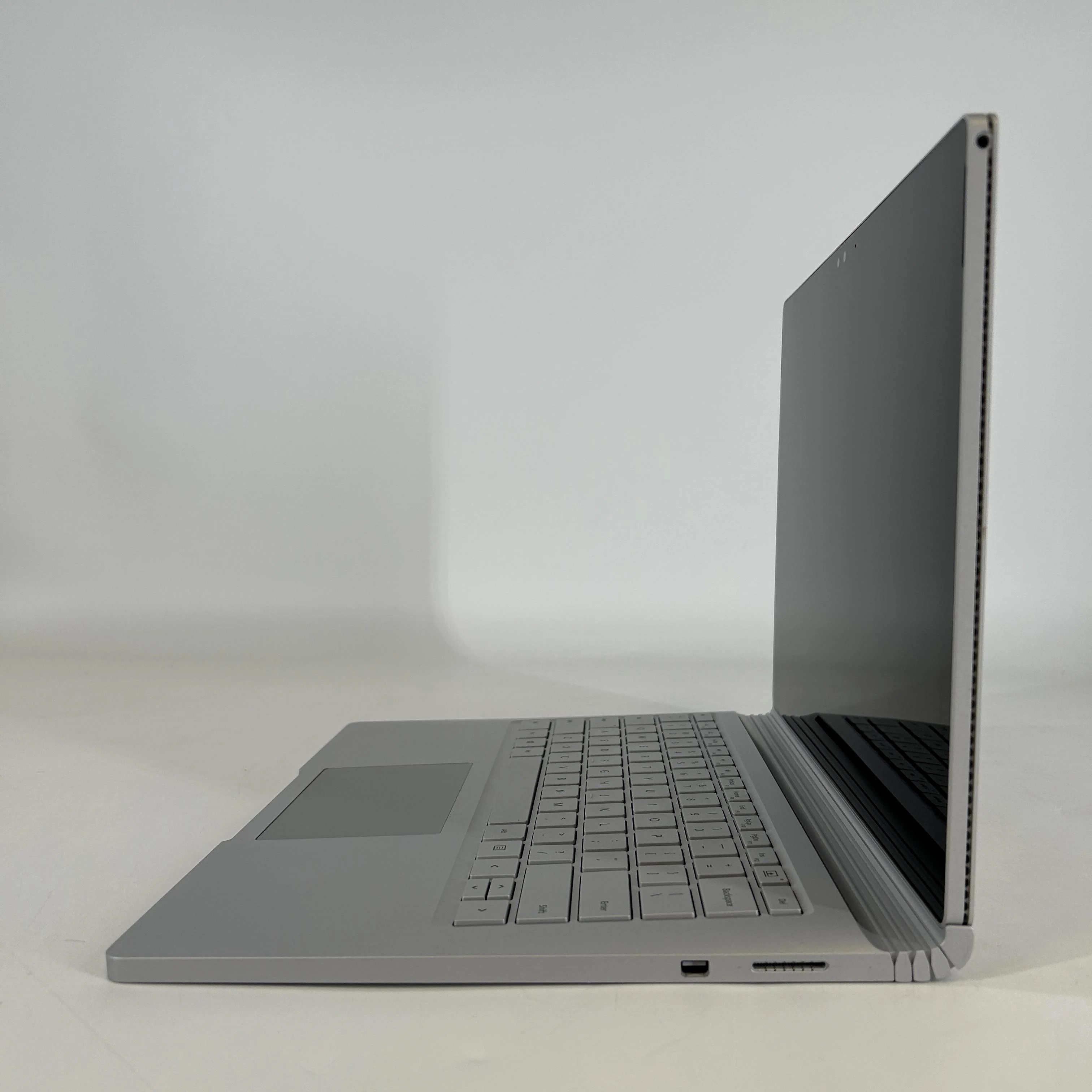 Microsoft Surface Book 1 13.5 Silver 2.6 GHz Intel Core i7 6th Gen. 16GB RAM 1TB Solid State Drive NVIDIA GeForce GTX 965M 2 GB - Image 4