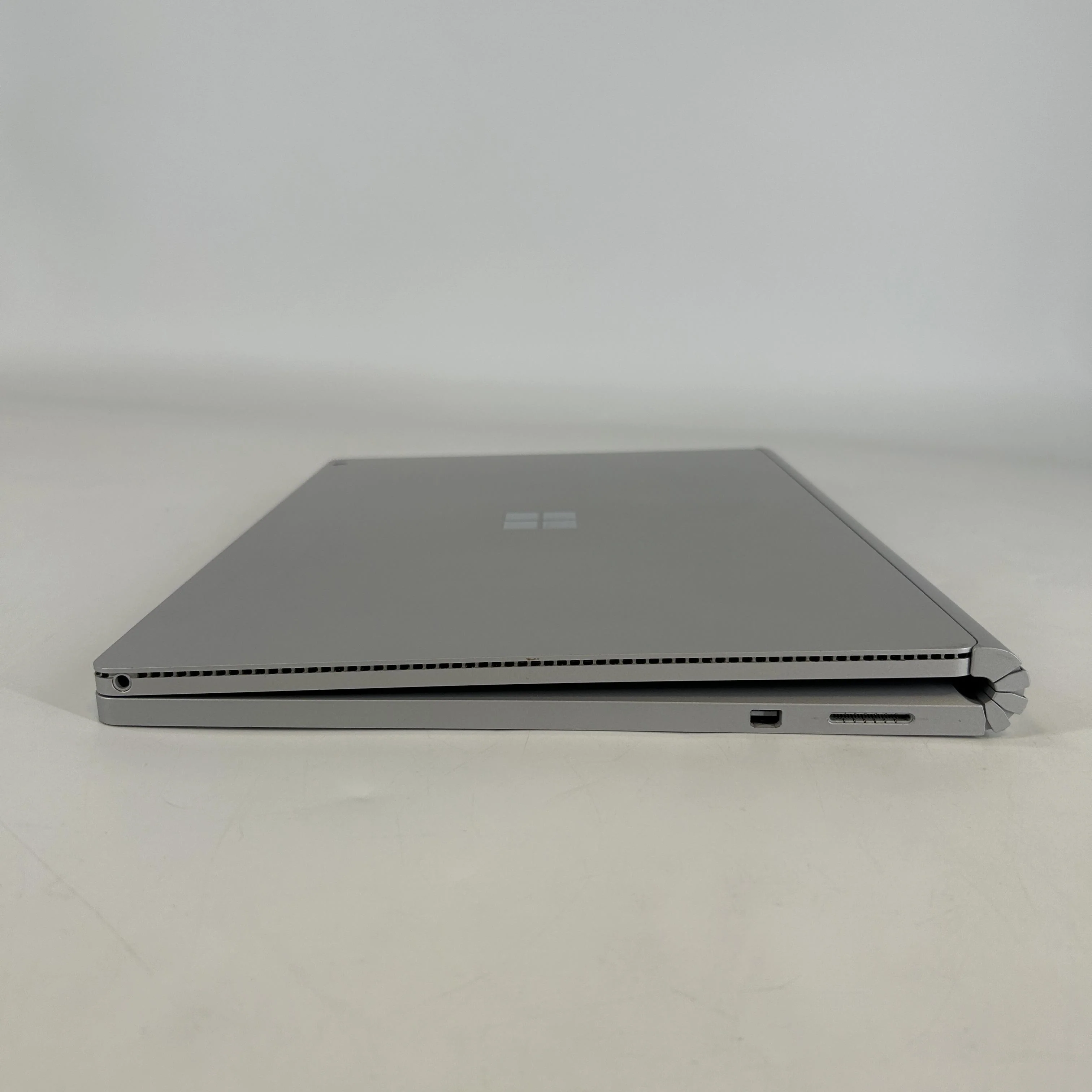 Microsoft Surface Book 1 13.5 Silver 2.6 GHz Intel Core i7 6th Gen. 16GB RAM 1TB Solid State Drive NVIDIA GeForce GTX 965M 2 GB - Image 7