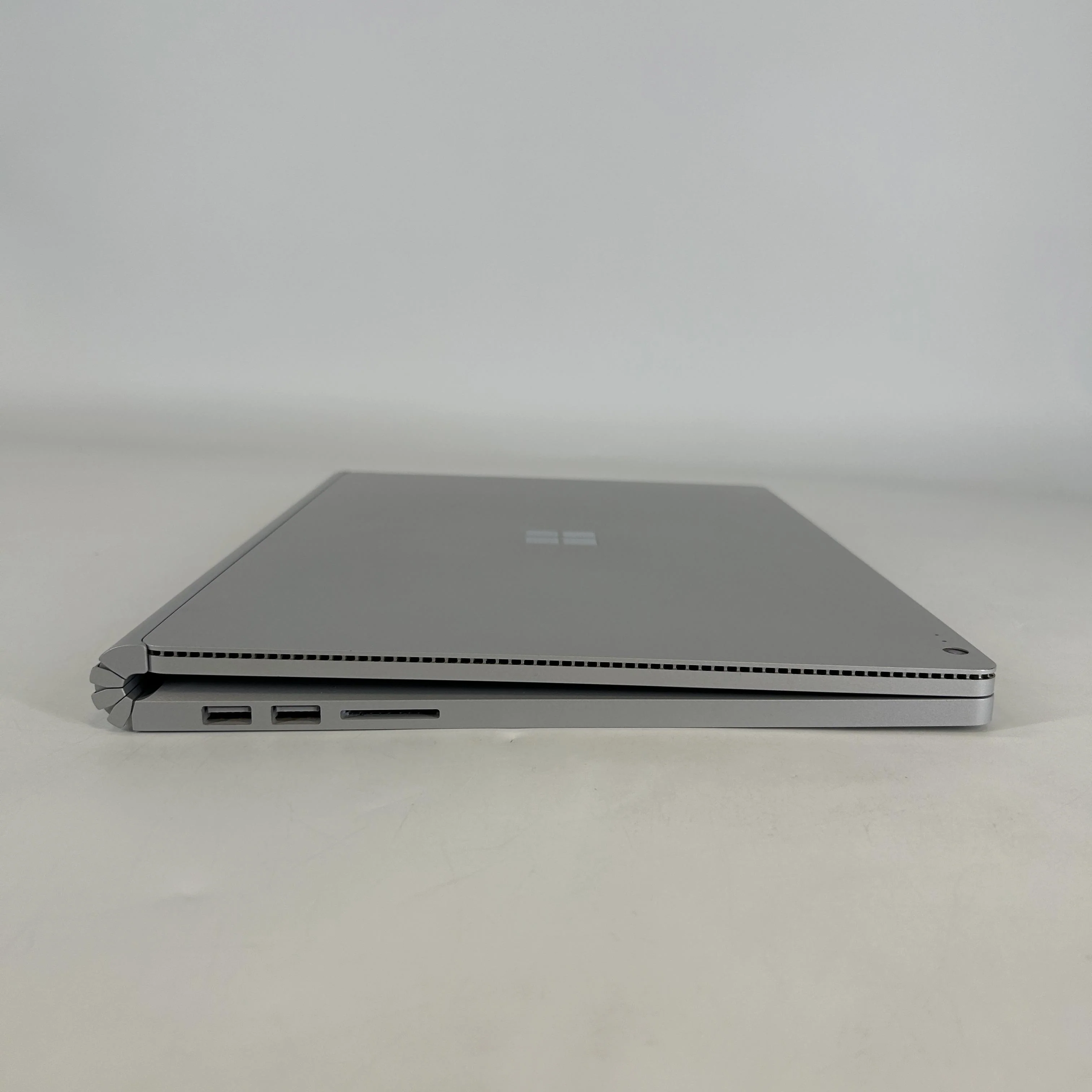 Microsoft Surface Book 1 13.5 Silver 2.6 GHz Intel Core i7 6th Gen. 16GB RAM 1TB Solid State Drive NVIDIA GeForce GTX 965M 2 GB - Image 9