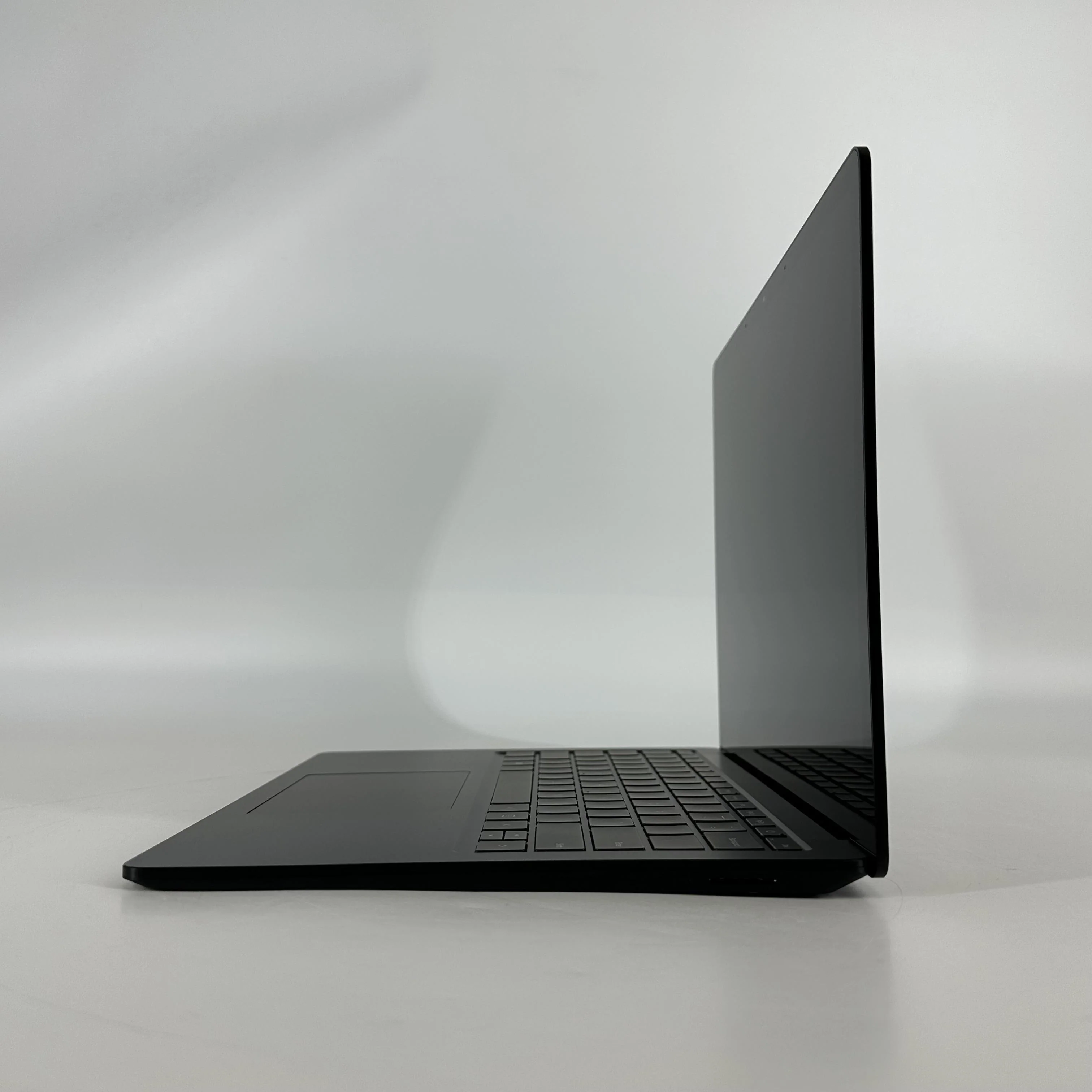 Microsoft Surface Laptop 3 13.5 Black 1.3 GHz Intel Core i7 10th Gen. 16GB RAM 256GB Solid State Drive - Image 4