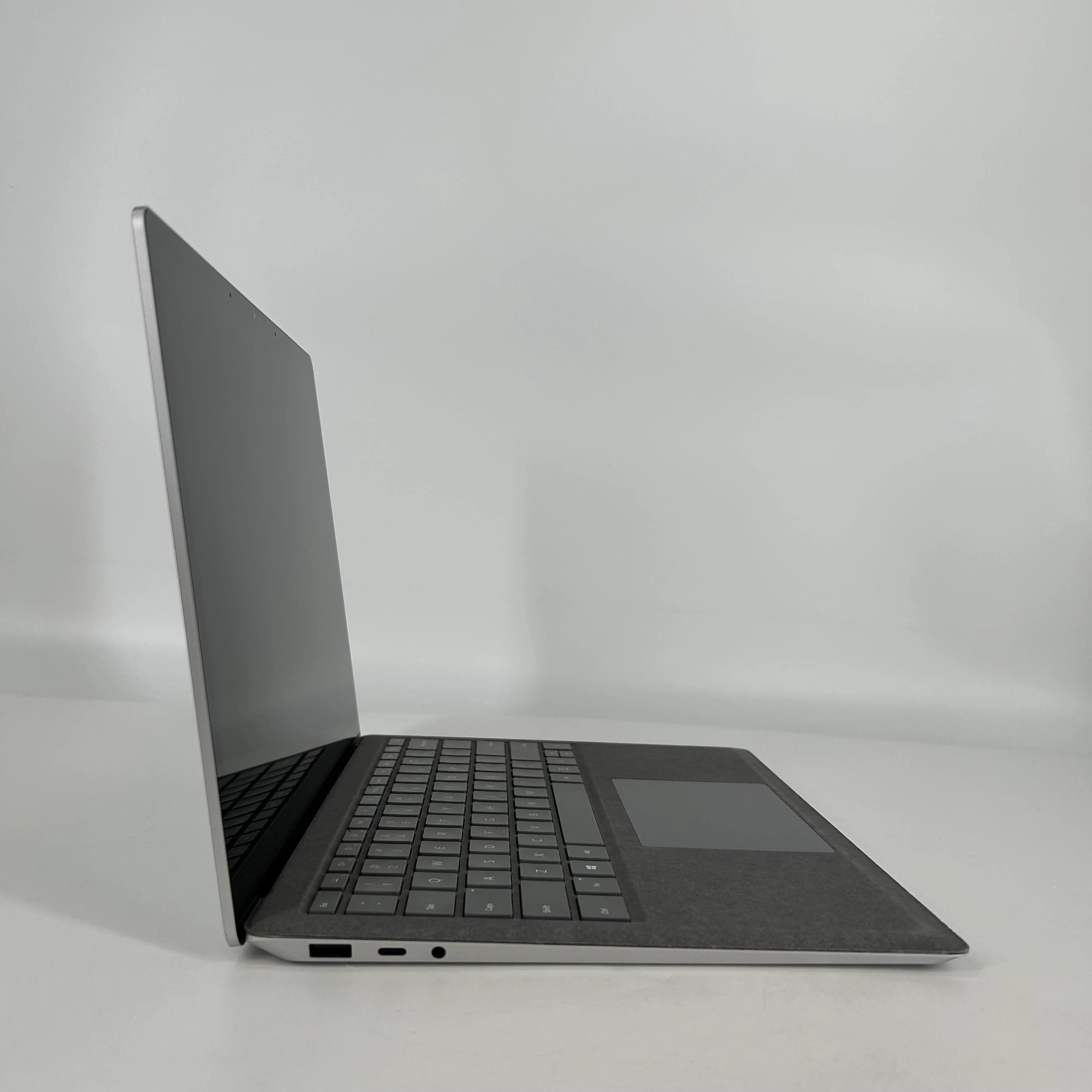 Microsoft Surface Laptop 3 13.5 Platinum 1.3 GHz Intel Core i7 10th Gen. 16GB RAM 512GB Solid State Drive - Image 3