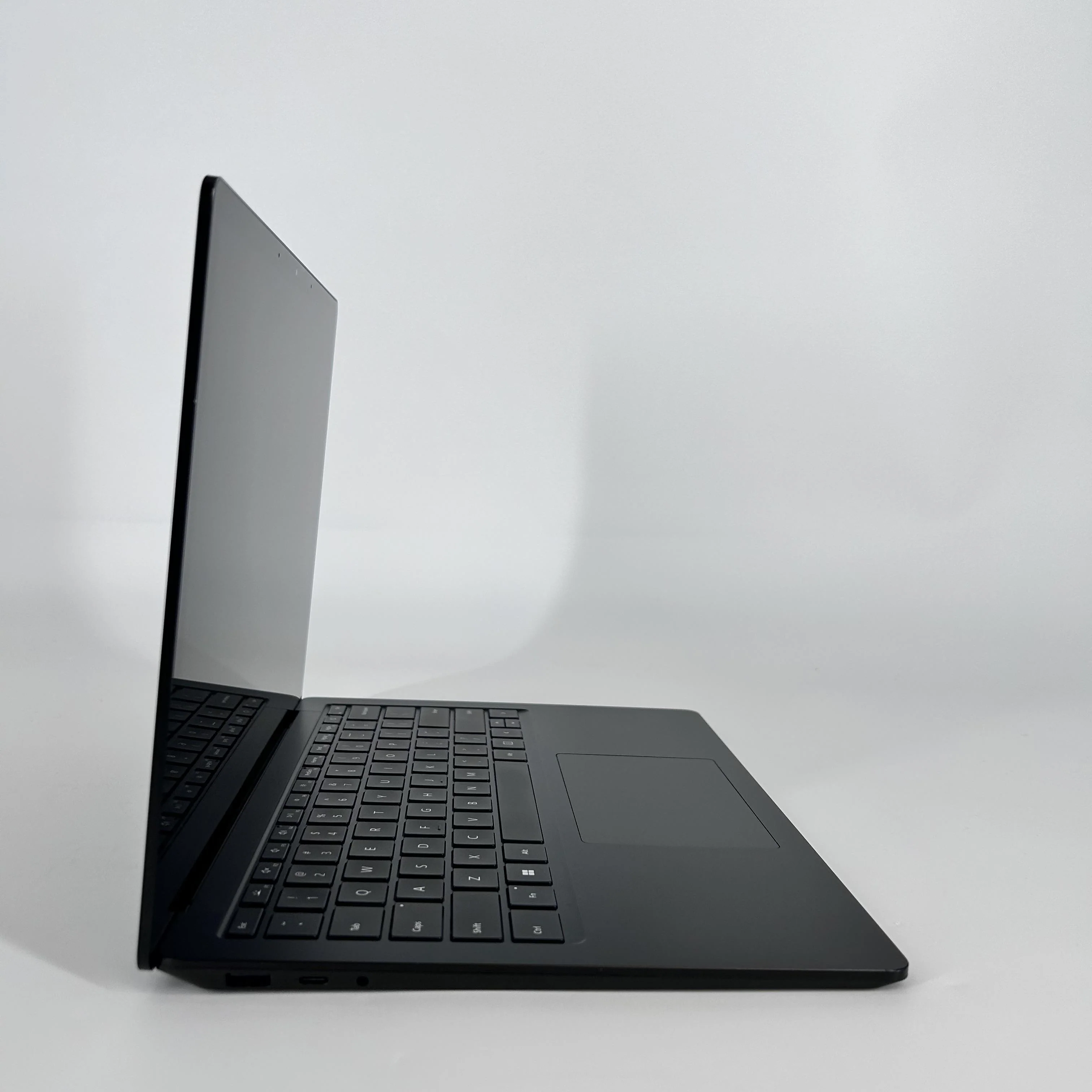Microsoft Surface Laptop 4 13.5 Black 2.2 GHz AMD Ryzen 5 4680U 16GB RAM 256GB Solid State Drive - Image 3