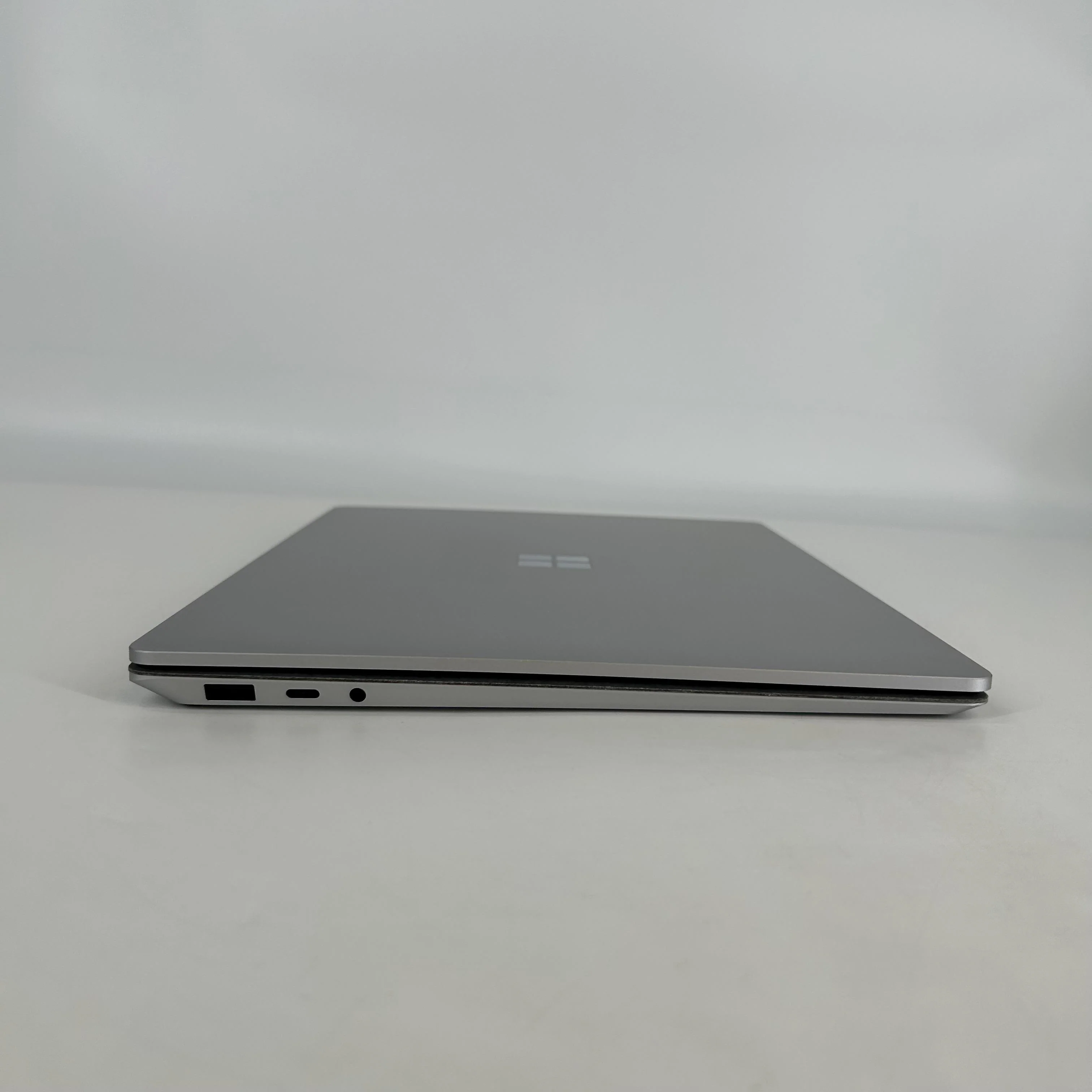 Microsoft Surface Laptop 4 13.5 Platinum 2.2 GHz AMD Ryzen 5 4680U 16GB RAM 256GB Solid State Drive - Image 8