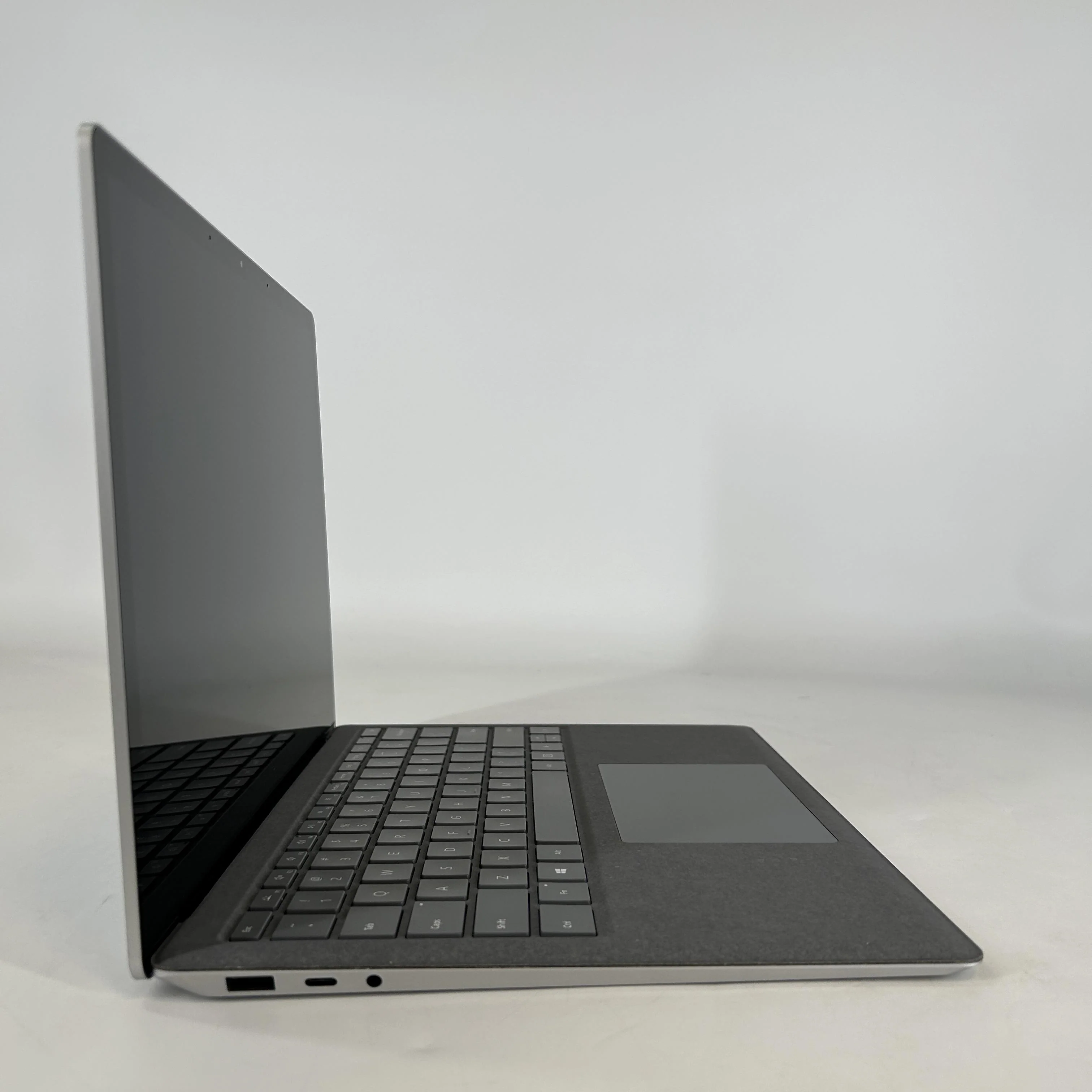 Microsoft Surface Laptop 4 13.5 Platinum 2.2 GHz AMD Ryzen 5 4680U 8GB RAM 256GB Solid State Drive - Image 3