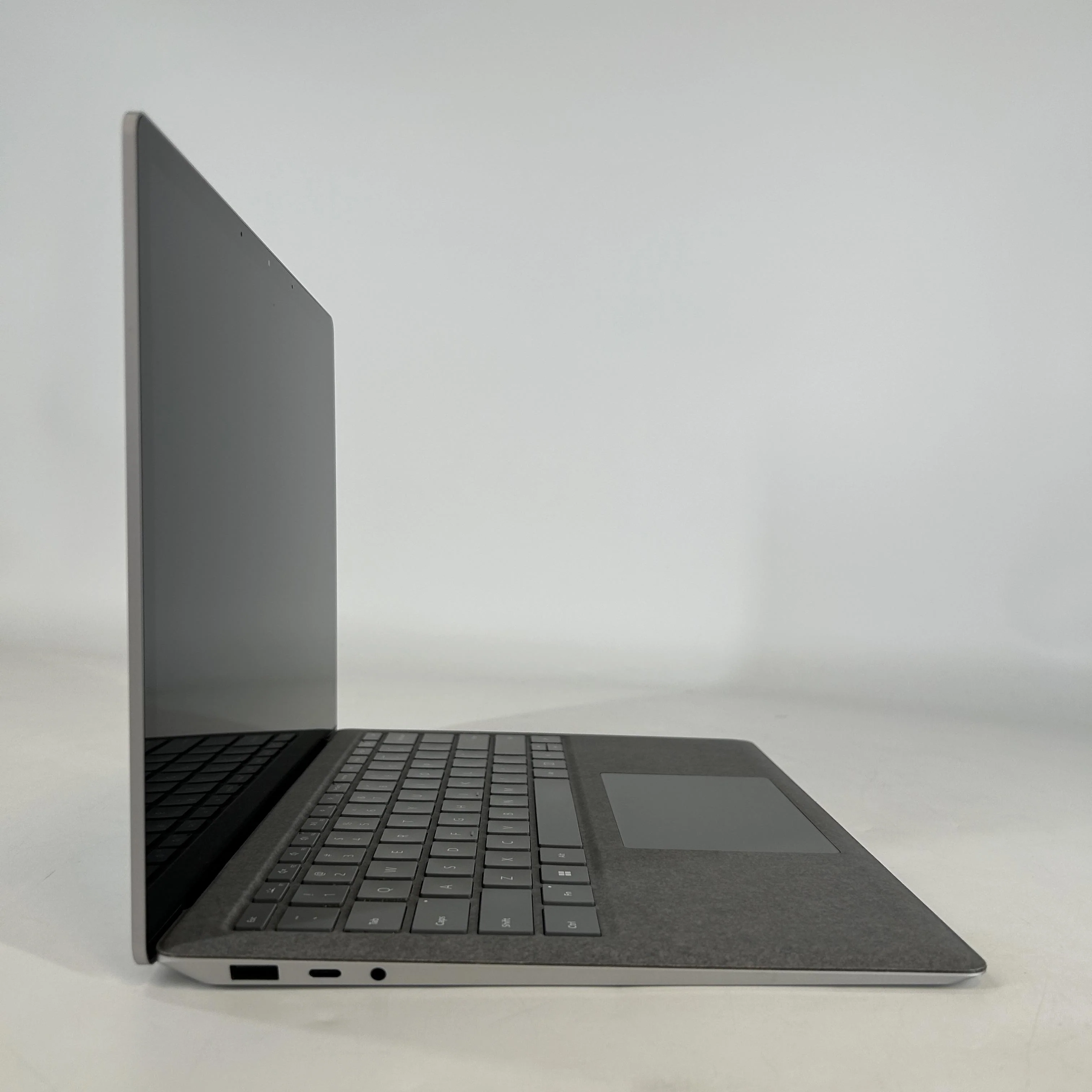 Microsoft Surface Laptop 4 13.5 Platinum 3.0 GHz Intel Core i7 11th Gen. 16GB RAM 512GB Solid State Drive - Image 3