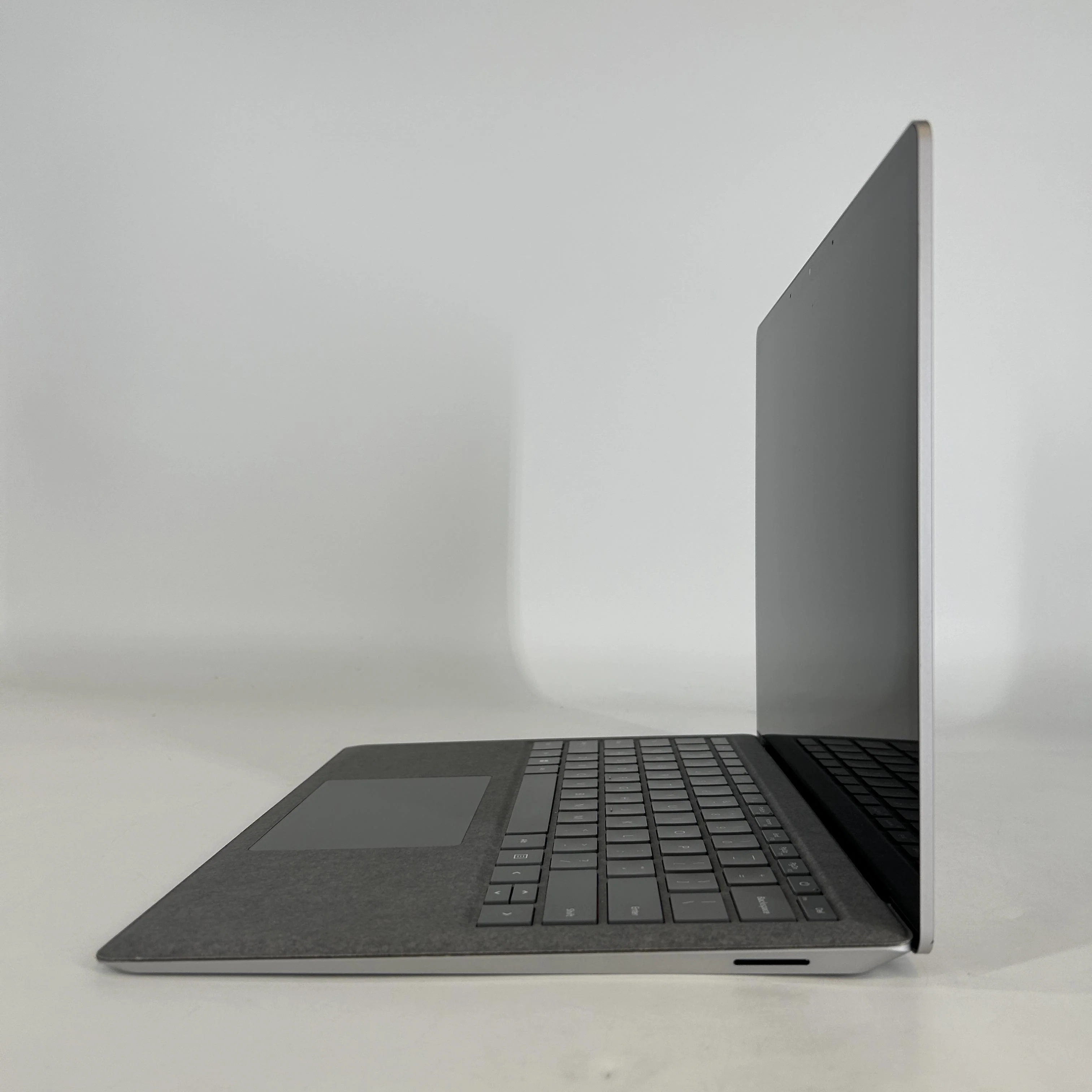 Microsoft Surface Laptop 4 13.5 Platinum 3.0 GHz Intel Core i7 11th Gen. 16GB RAM 512GB Solid State Drive - Image 4