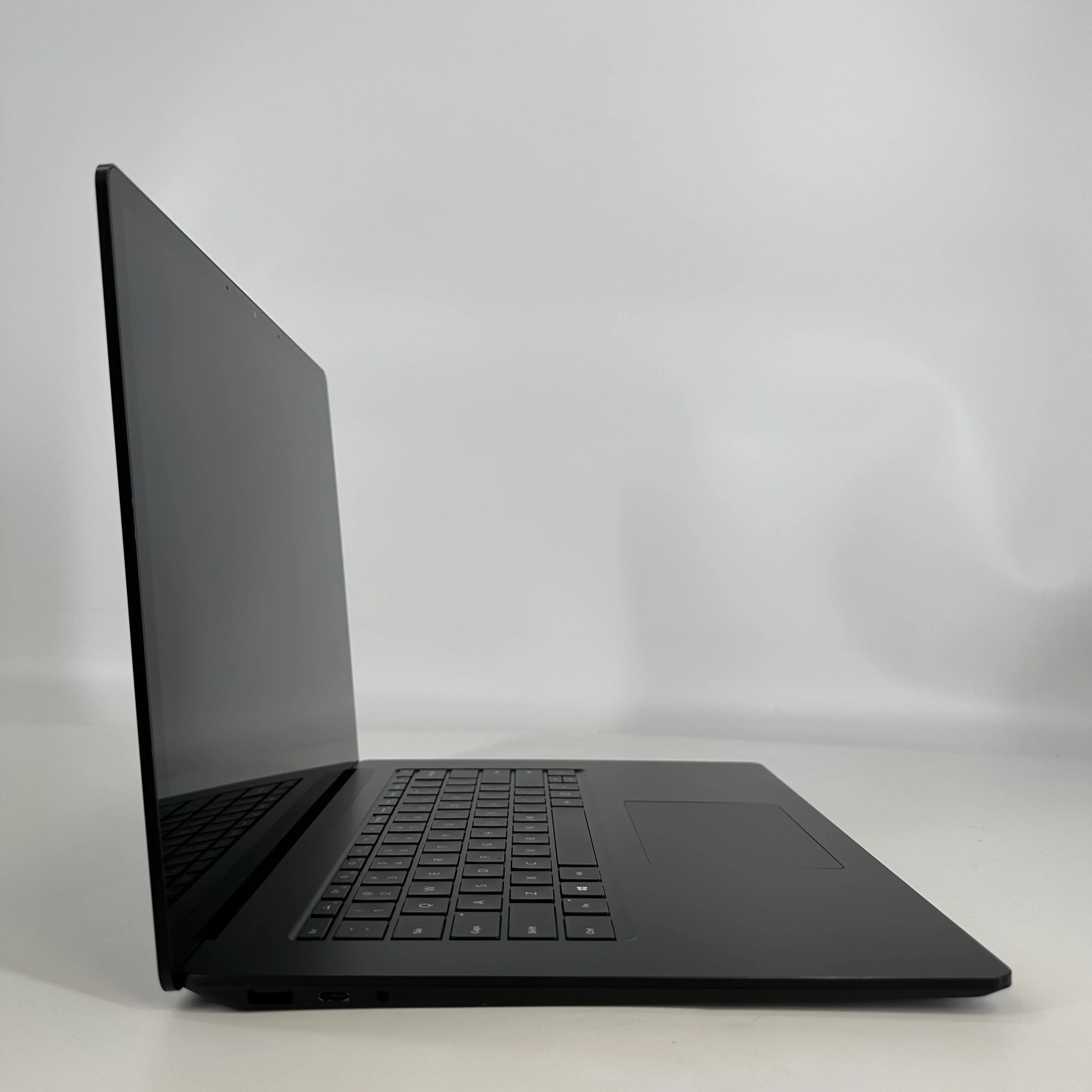 Microsoft Surface Laptop 4 15 Black 2.0 GHz AMD Ryzen 7 4980U 16GB RAM 512GB Solid State Drive - Image 3
