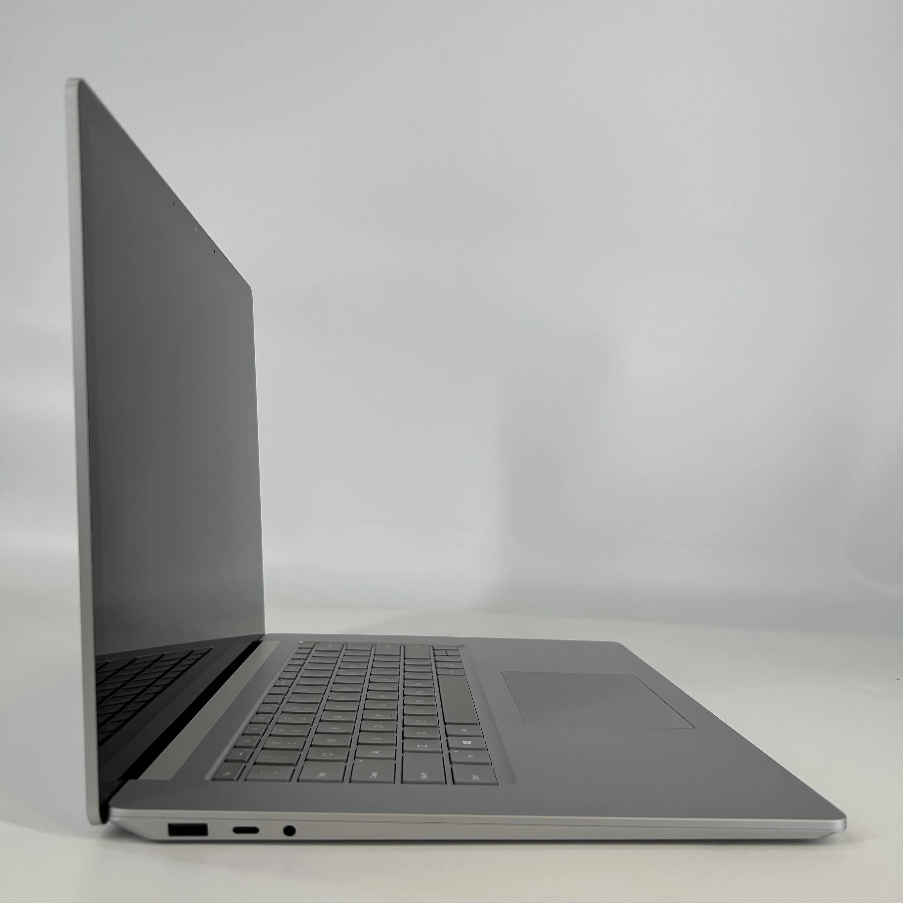Microsoft Surface Laptop 4 15 Platinum 3.0 GHz Intel Core i7 11th Gen. 8GB RAM 512GB Solid State Drive - Image 3