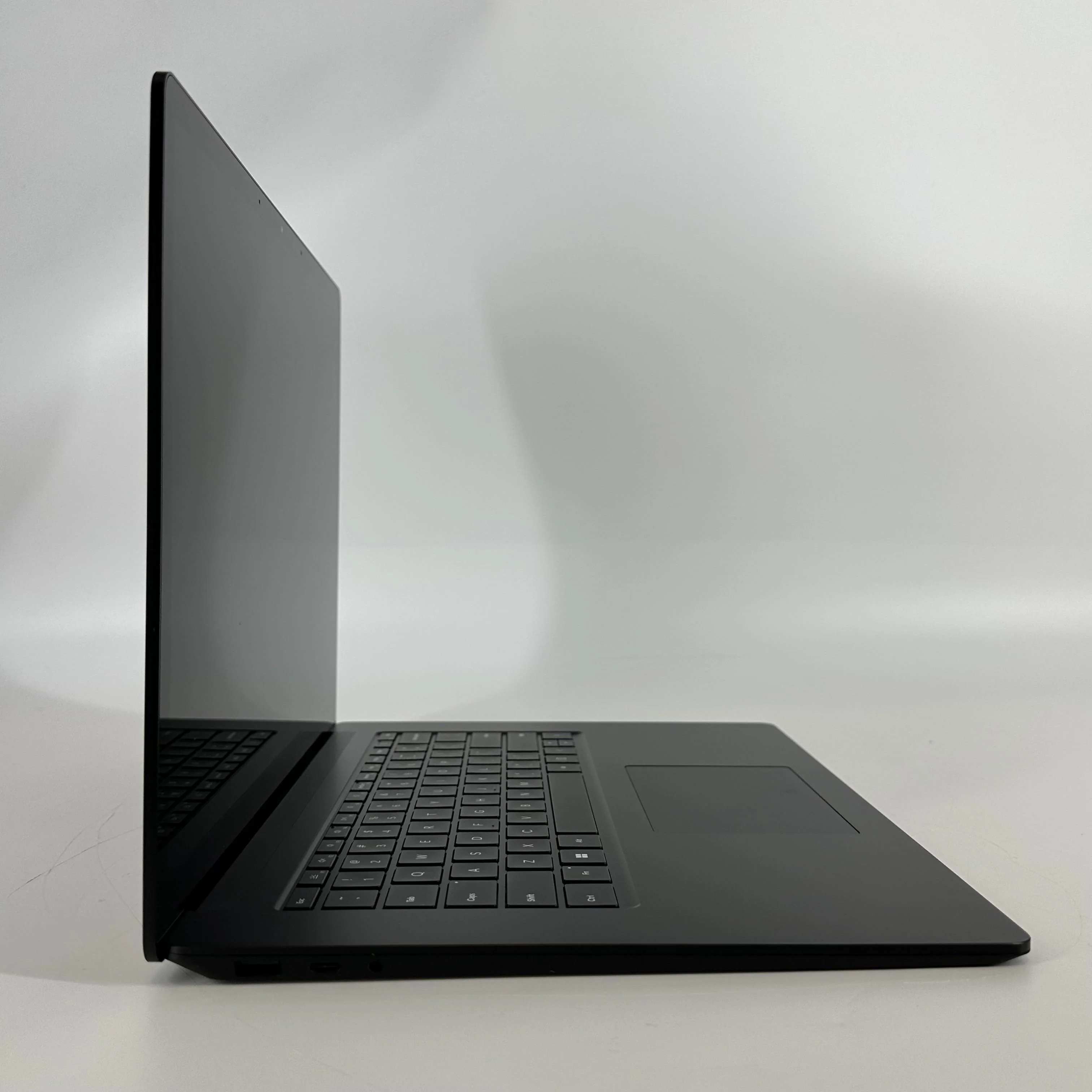 Microsoft Surface Laptop 5 15 Black 2.7 GHz Intel Core i7 12th Gen. 32GB RAM 1TB Solid State Drive - Image 3