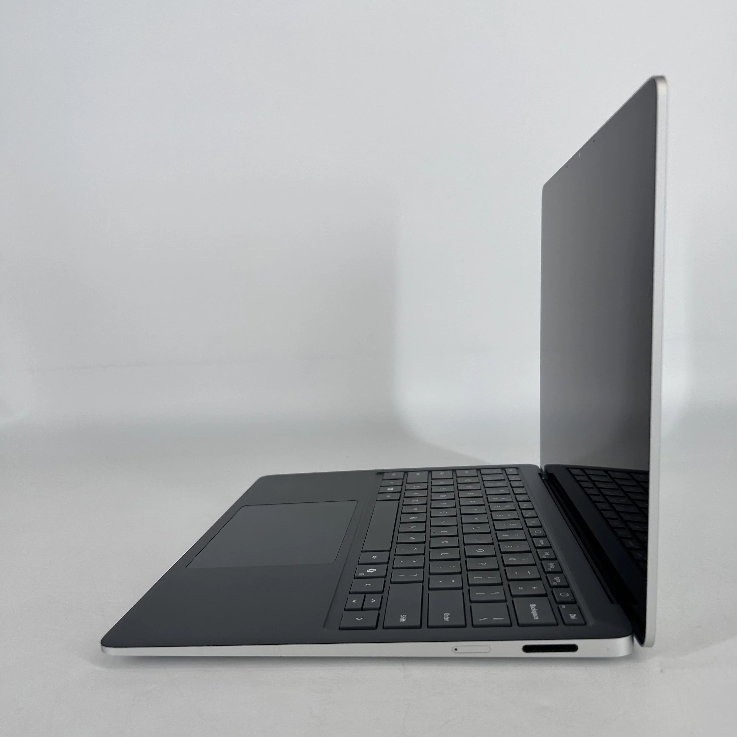 Microsoft Surface Laptop 7 13.8 Platinum Unlocked 2.1 GHz Intel Core Ultra 5 Series 2 16GB RAM 256GB Solid State Drive - Image 4