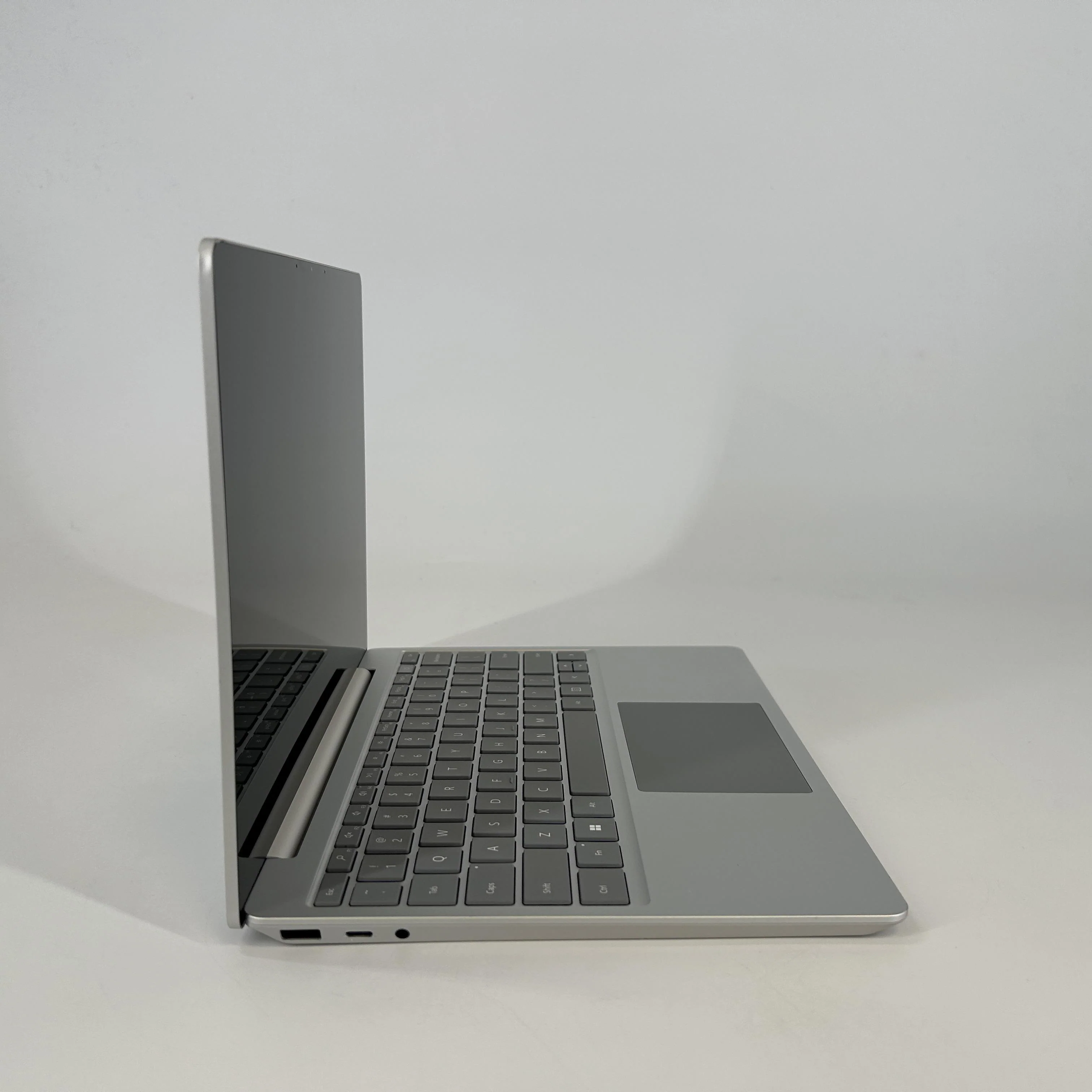 Microsoft Surface Laptop Go 2 12.4 Silver 2.4 GHz Intel Core i5 11th Gen. 16GB RAM 256GB Solid State Drive - Image 3