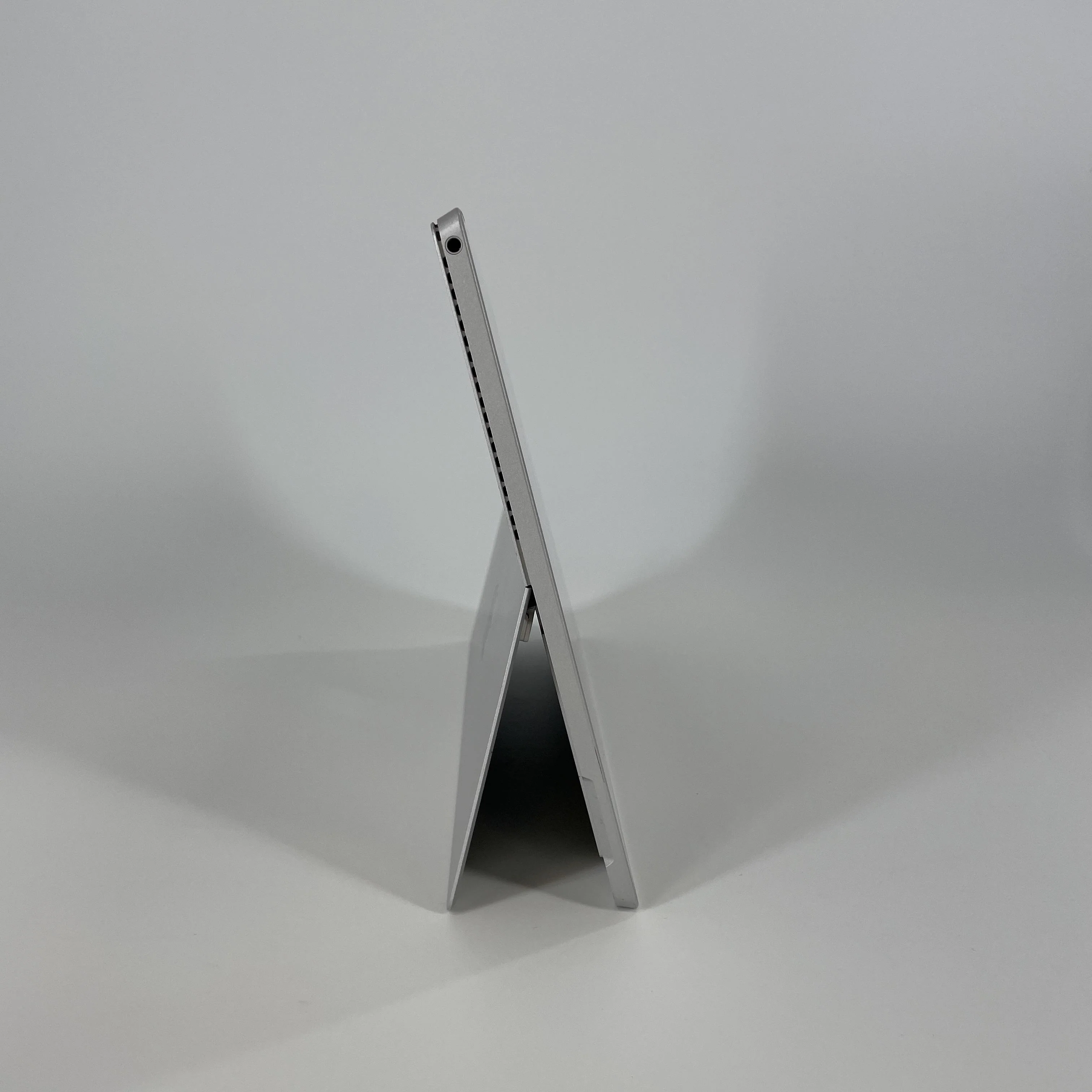 Microsoft Surface Pro 4 12.3 Silver WiFi 2.4 GHz Intel Core i5 6th Gen. 8GB RAM 256GB Solid State Drive - Image 2