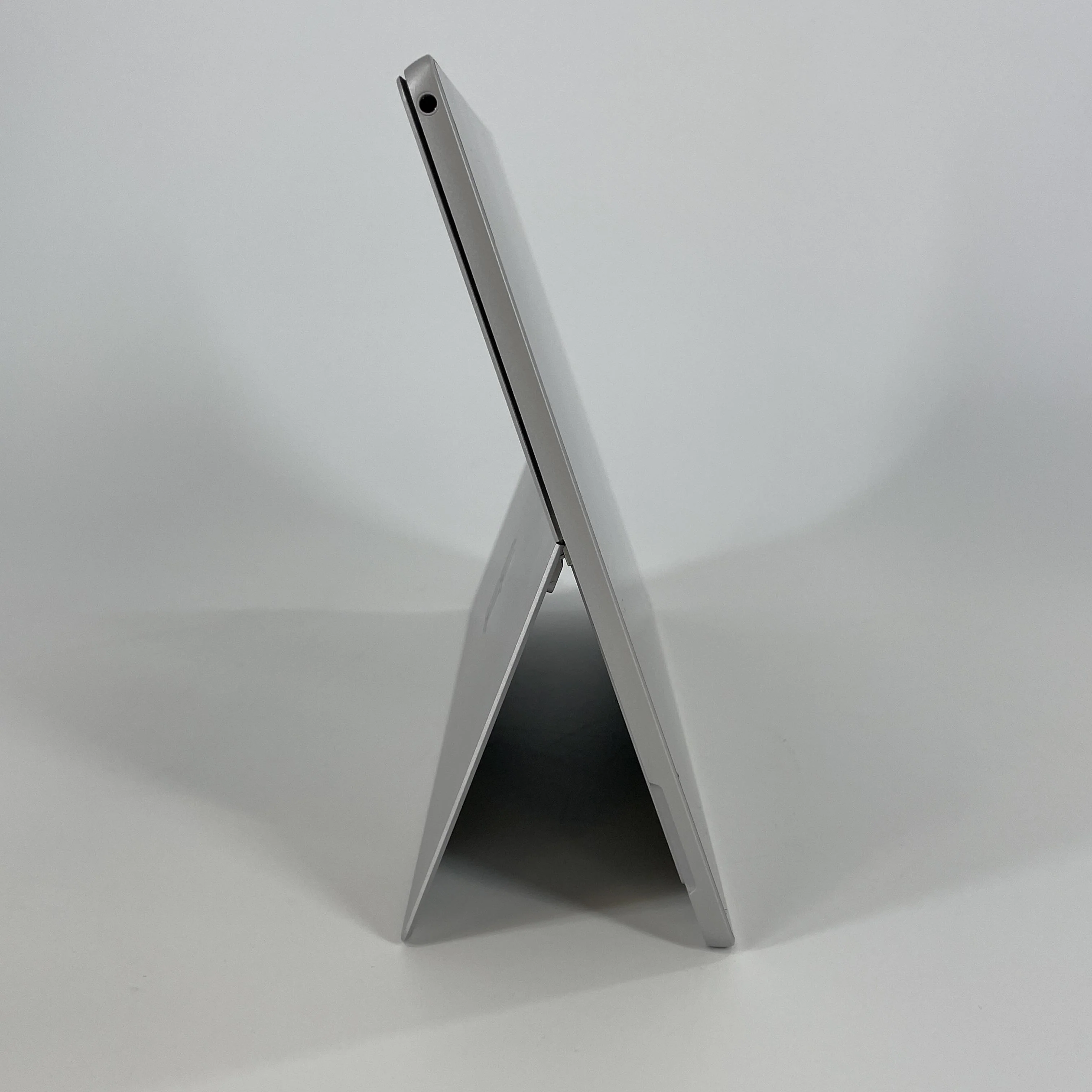 Microsoft Surface Pro 5 12.3 Silver WiFi 2.5 GHz Intel Core i7 7th Gen. 8GB RAM 256GB Solid State Drive - Image 2