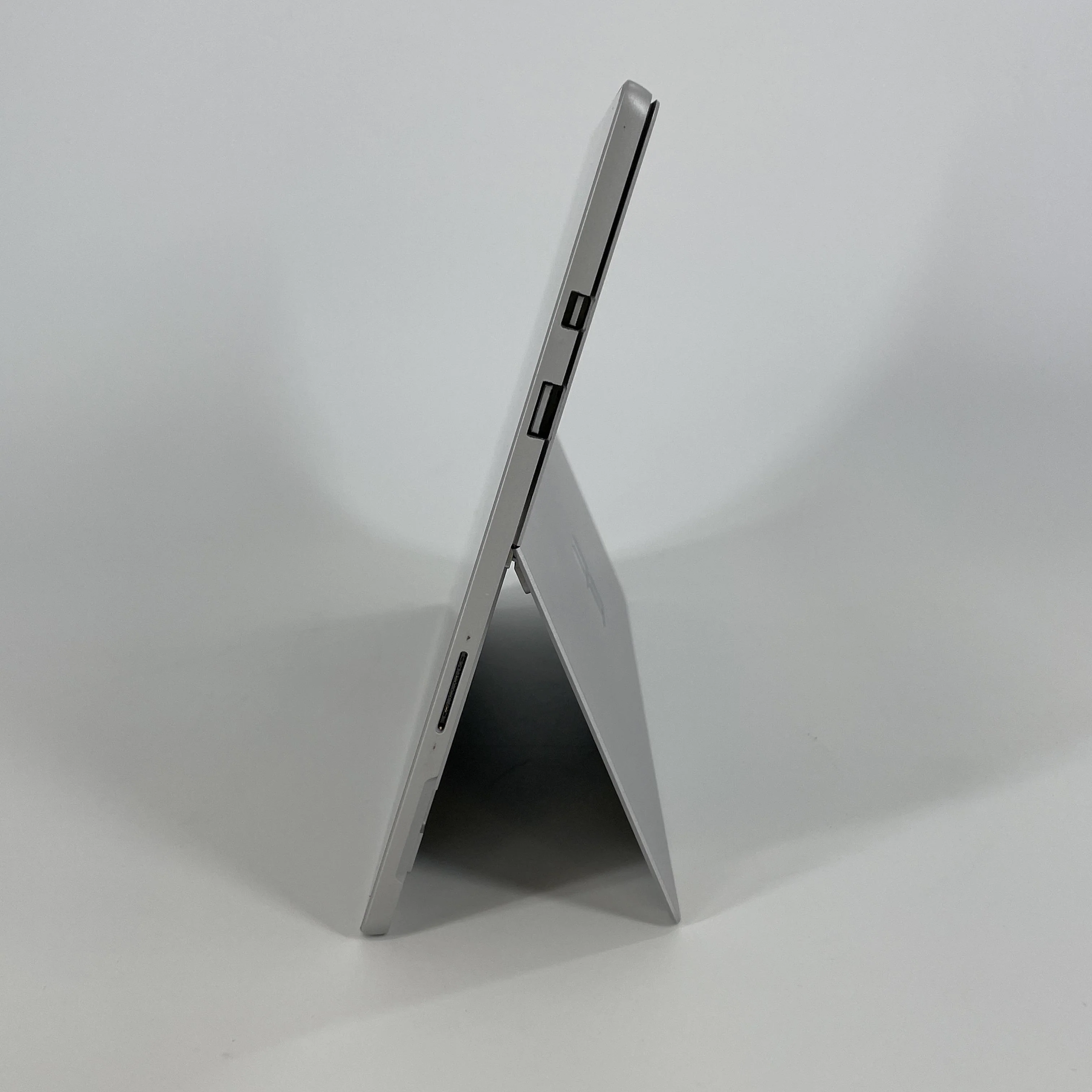 Microsoft Surface Pro 5 12.3 Silver WiFi 2.5 GHz Intel Core i7 7th Gen. 8GB RAM 256GB Solid State Drive - Image 3
