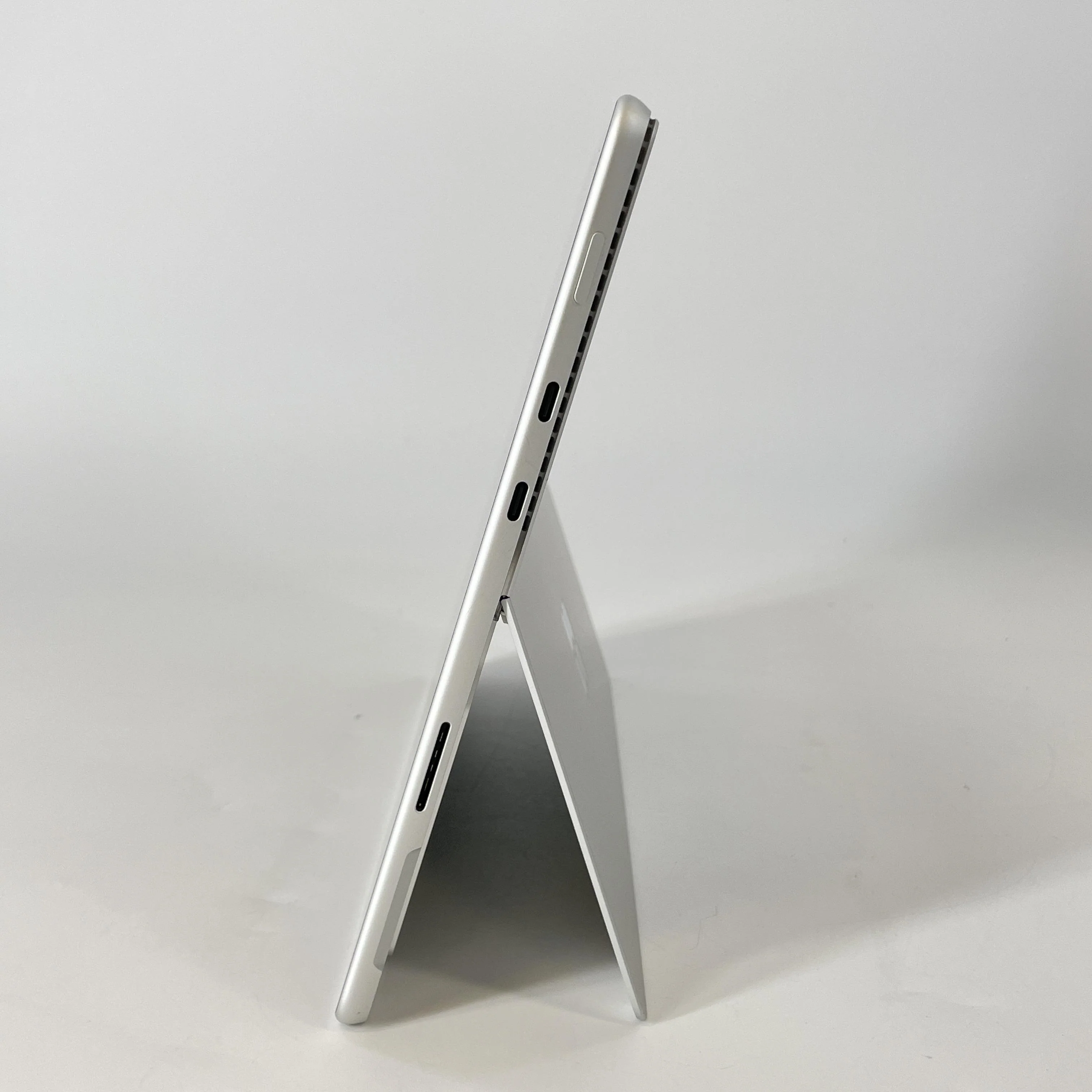 Microsoft Surface Pro 8 13 Silver WiFi 2.4 GHz Intel Core i5 11th Gen. 16GB RAM 256GB Solid State Drive - Image 2