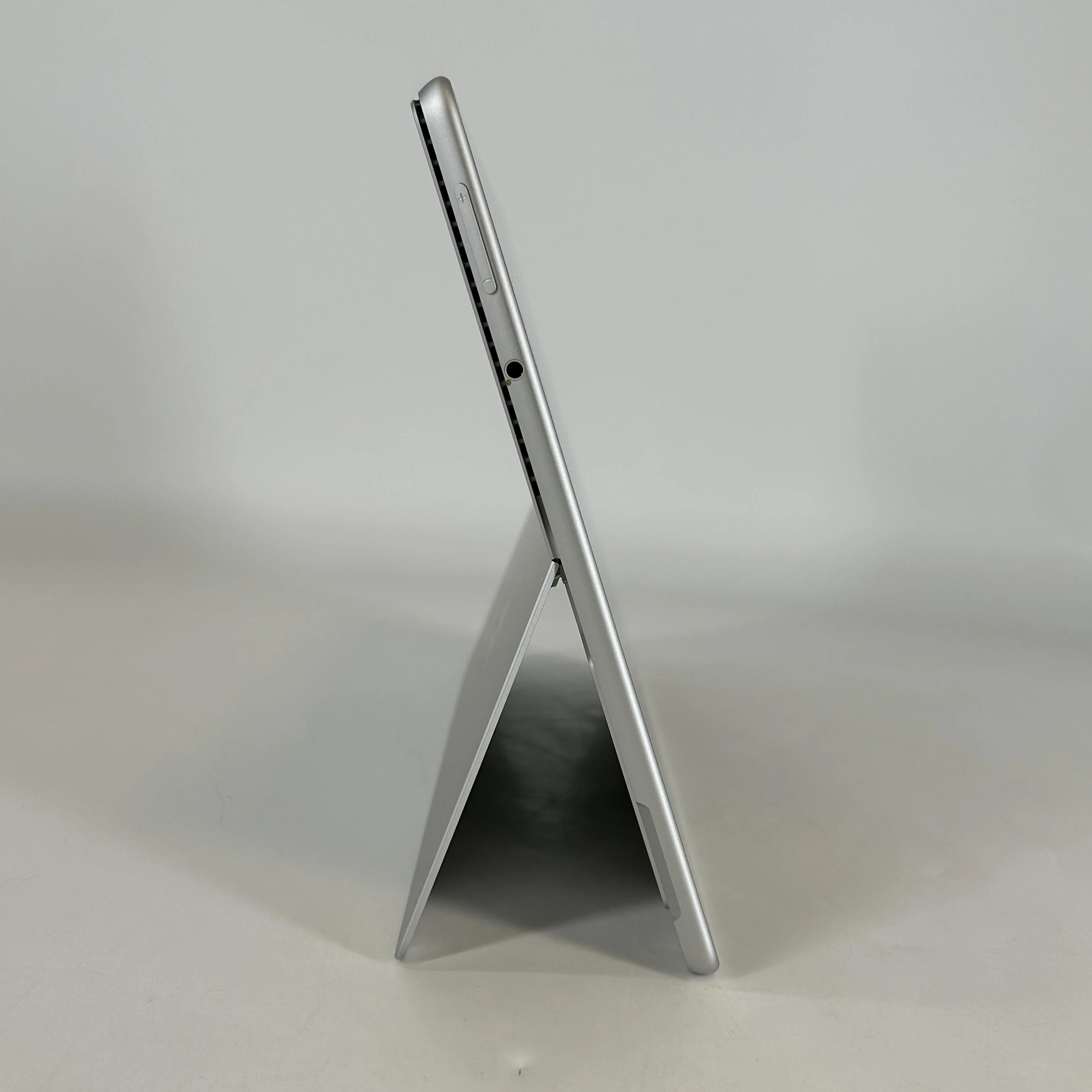 Microsoft Surface Pro 8 13 Silver WiFi 2.4 GHz Intel Core i5 11th Gen. 8GB RAM 128GB Solid State Drive - Image 3