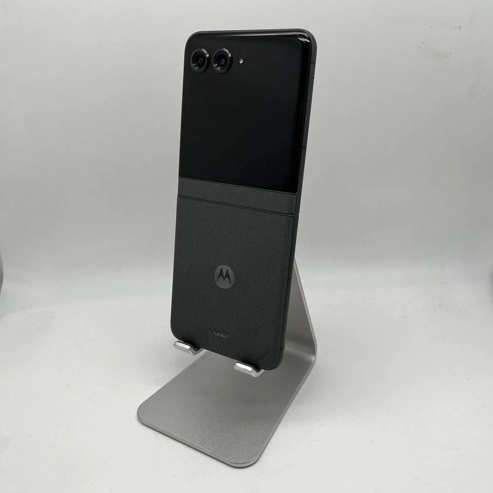 Motorola Razr (2024) 256GB Gray (Cricket) - Image 3