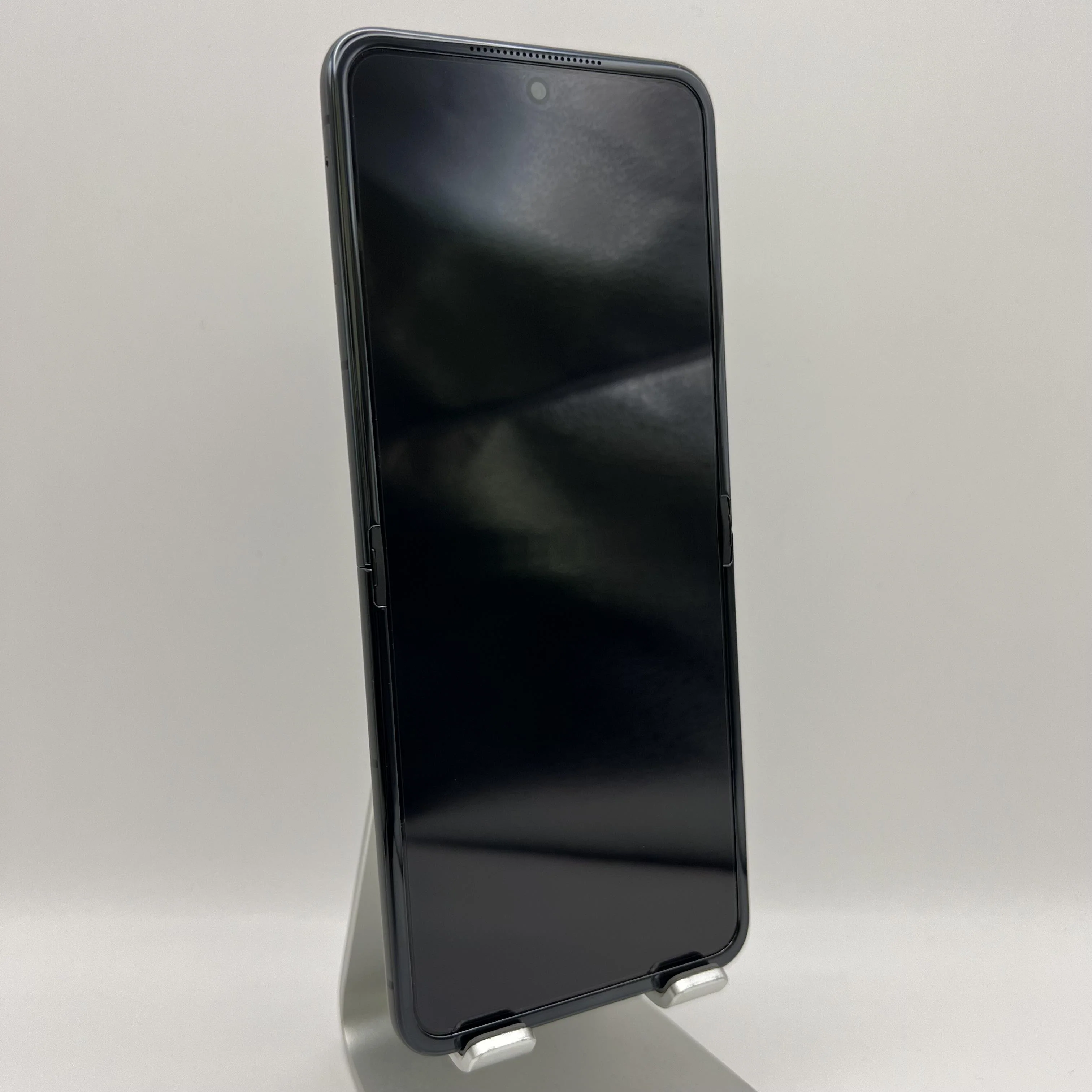Motorola Razr (2024) 256GB Gray (TracFone) - Image 2