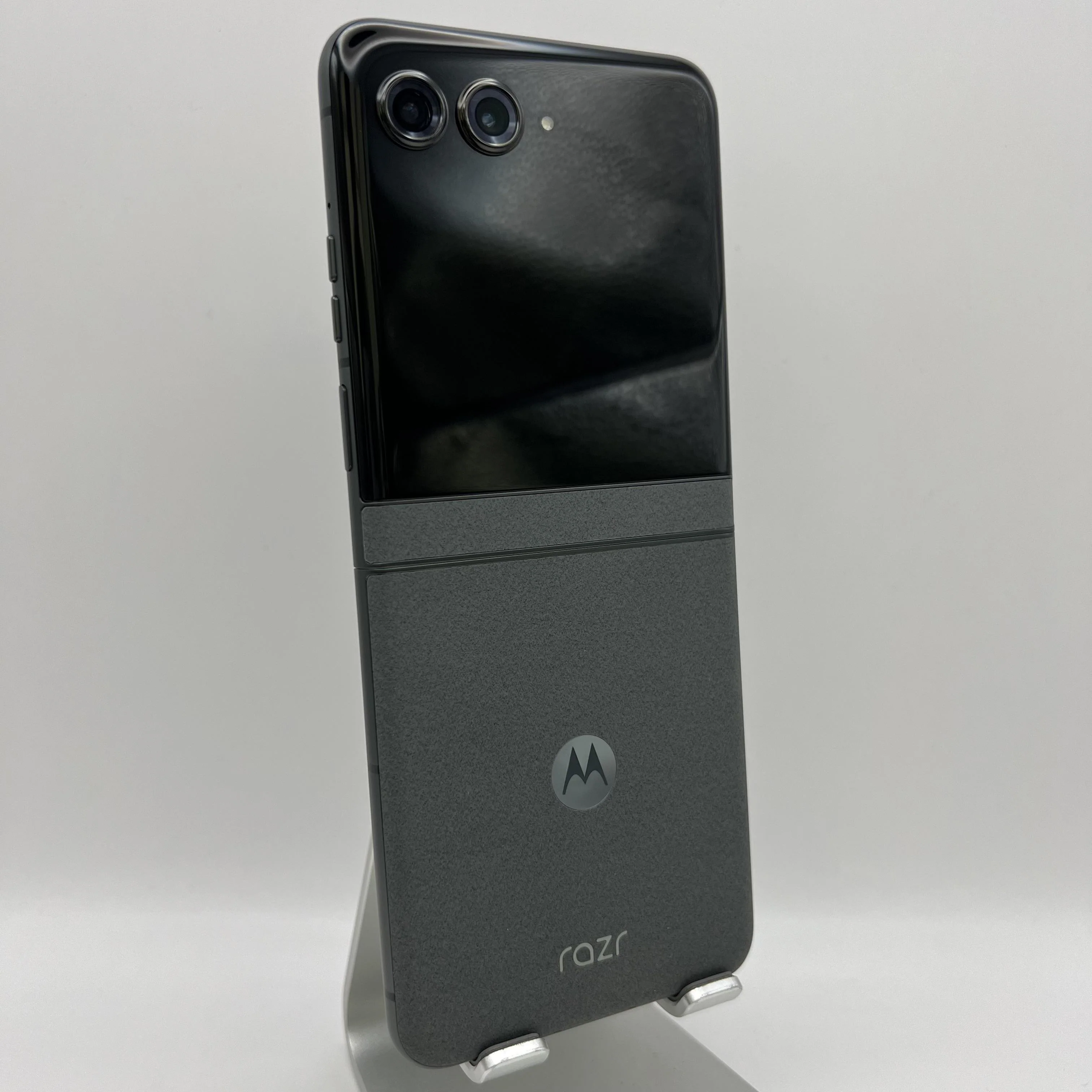 Motorola Razr (2024) 256GB Gray (TracFone) - Image 3