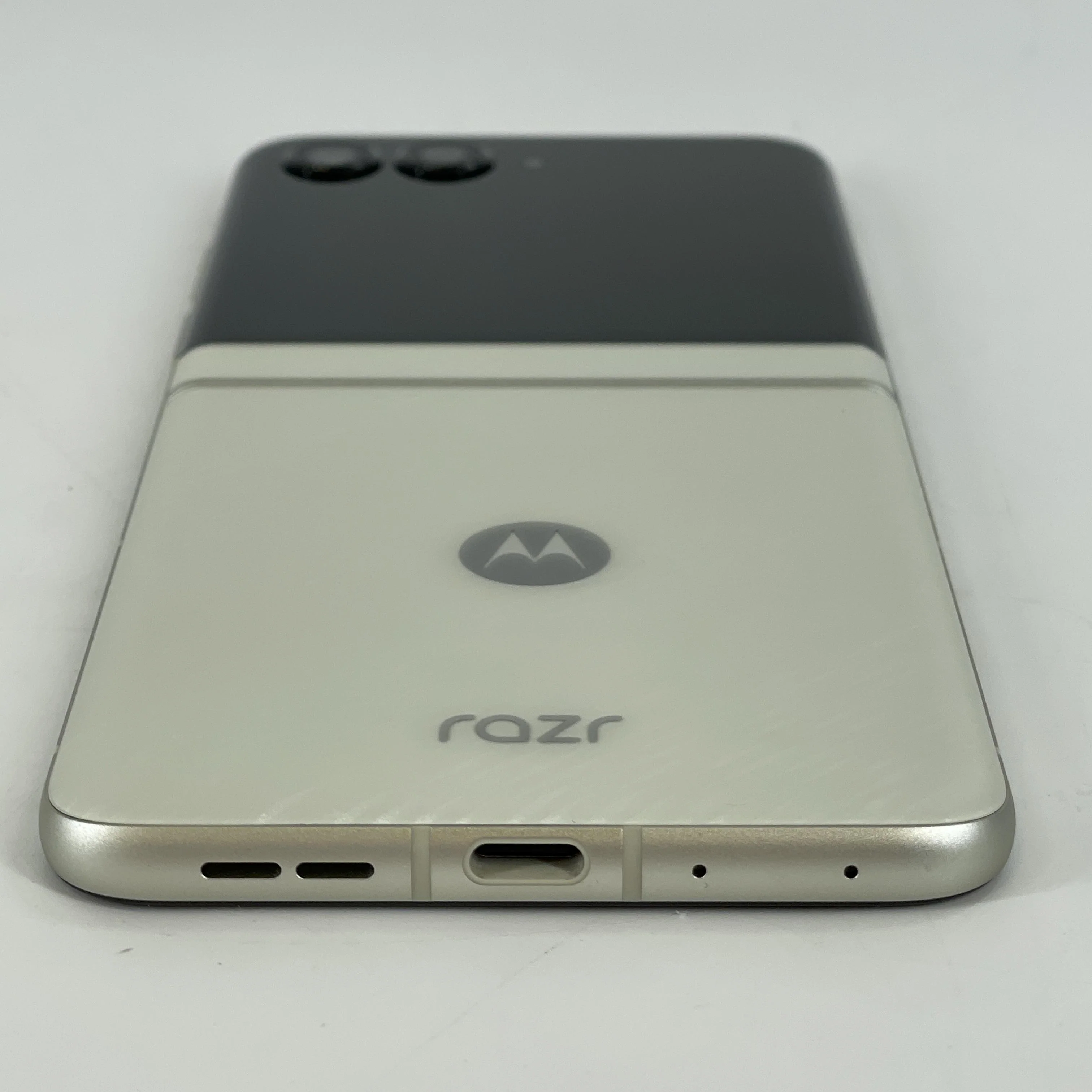 Motorola Razr (2025) 256GB Beige (GSM Unlocked) - Image 9