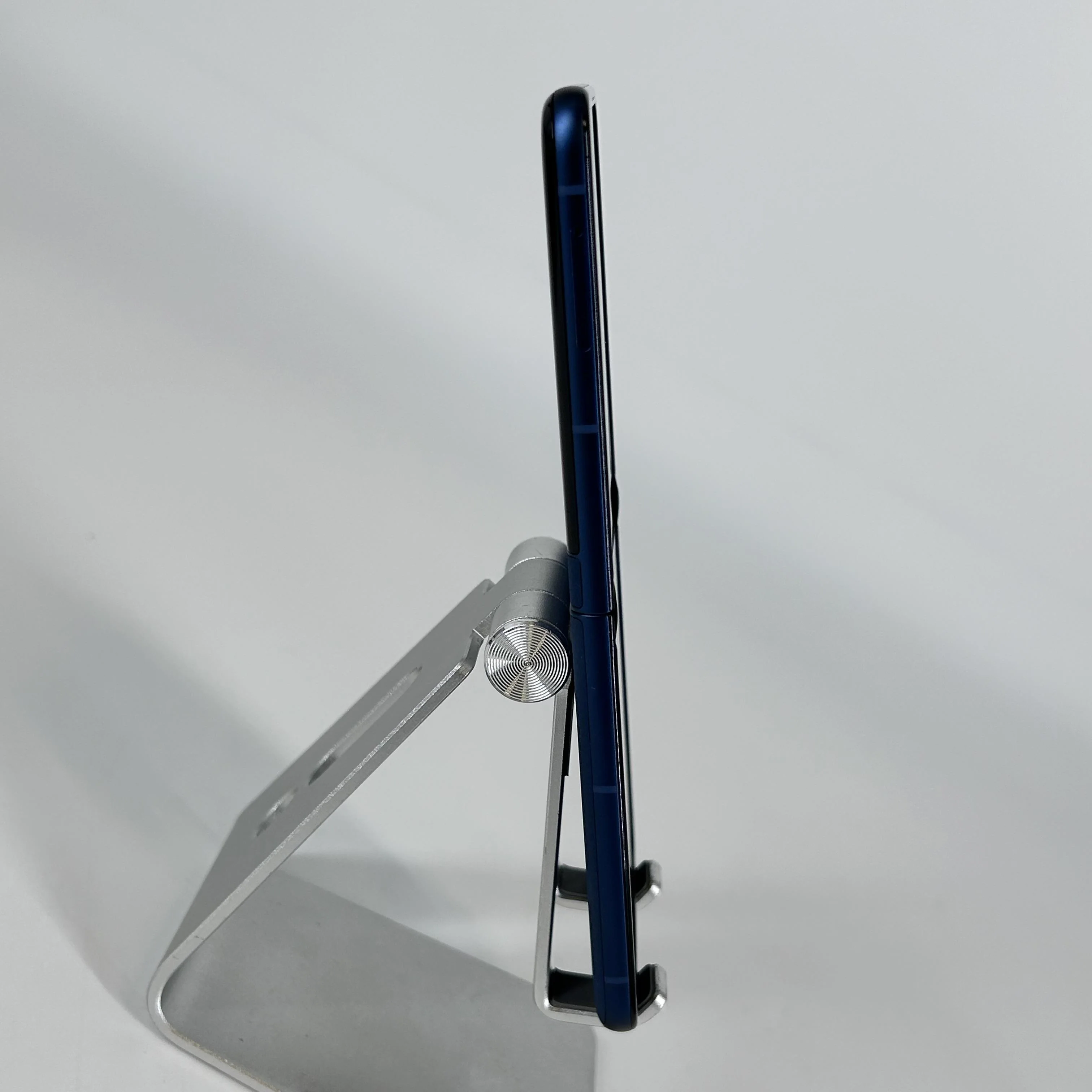 Motorola Razr (2025) 256GB Blue (Cricket) - Image 9