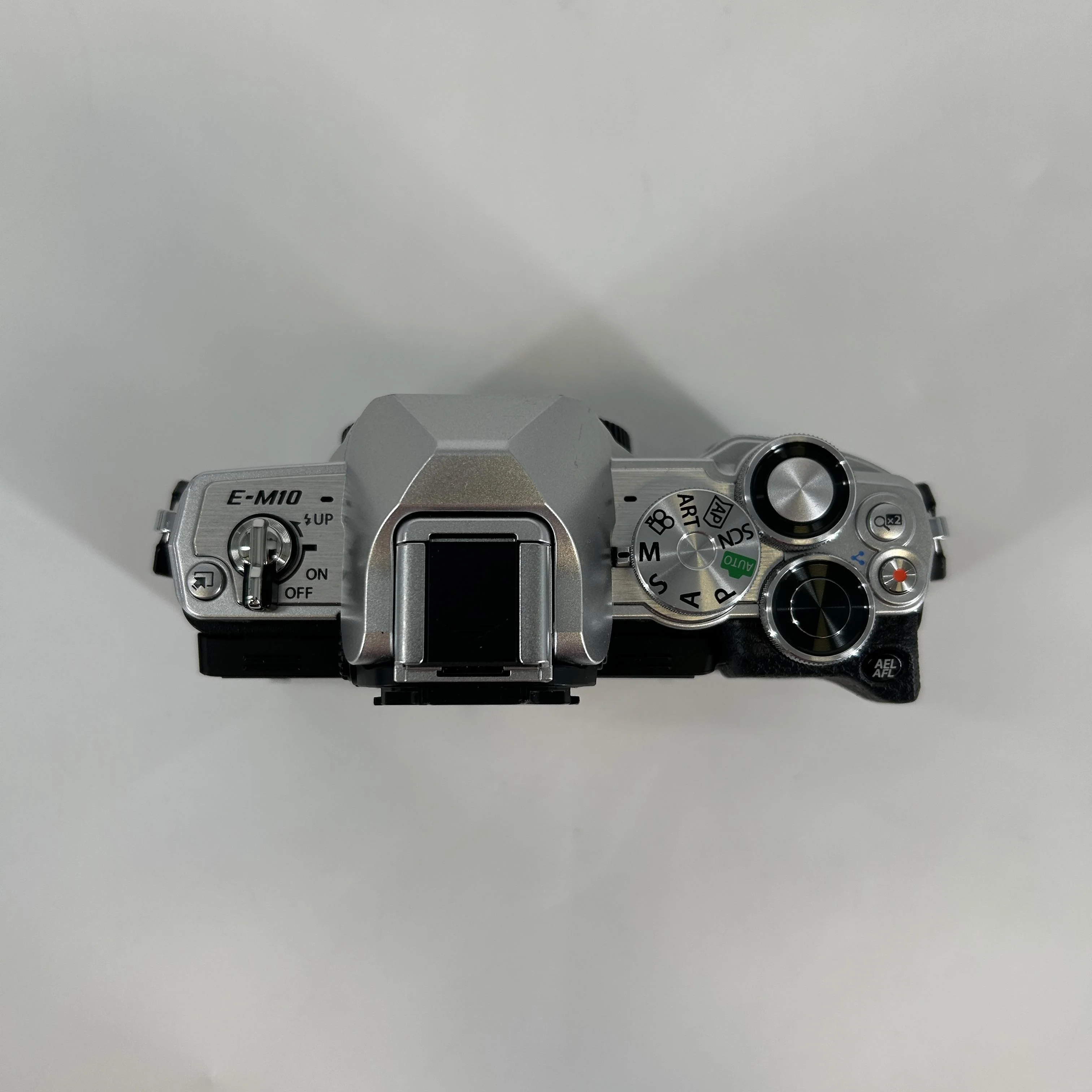 Olympus OM-D E-M10 IV 20.3MP Silver - Image 6