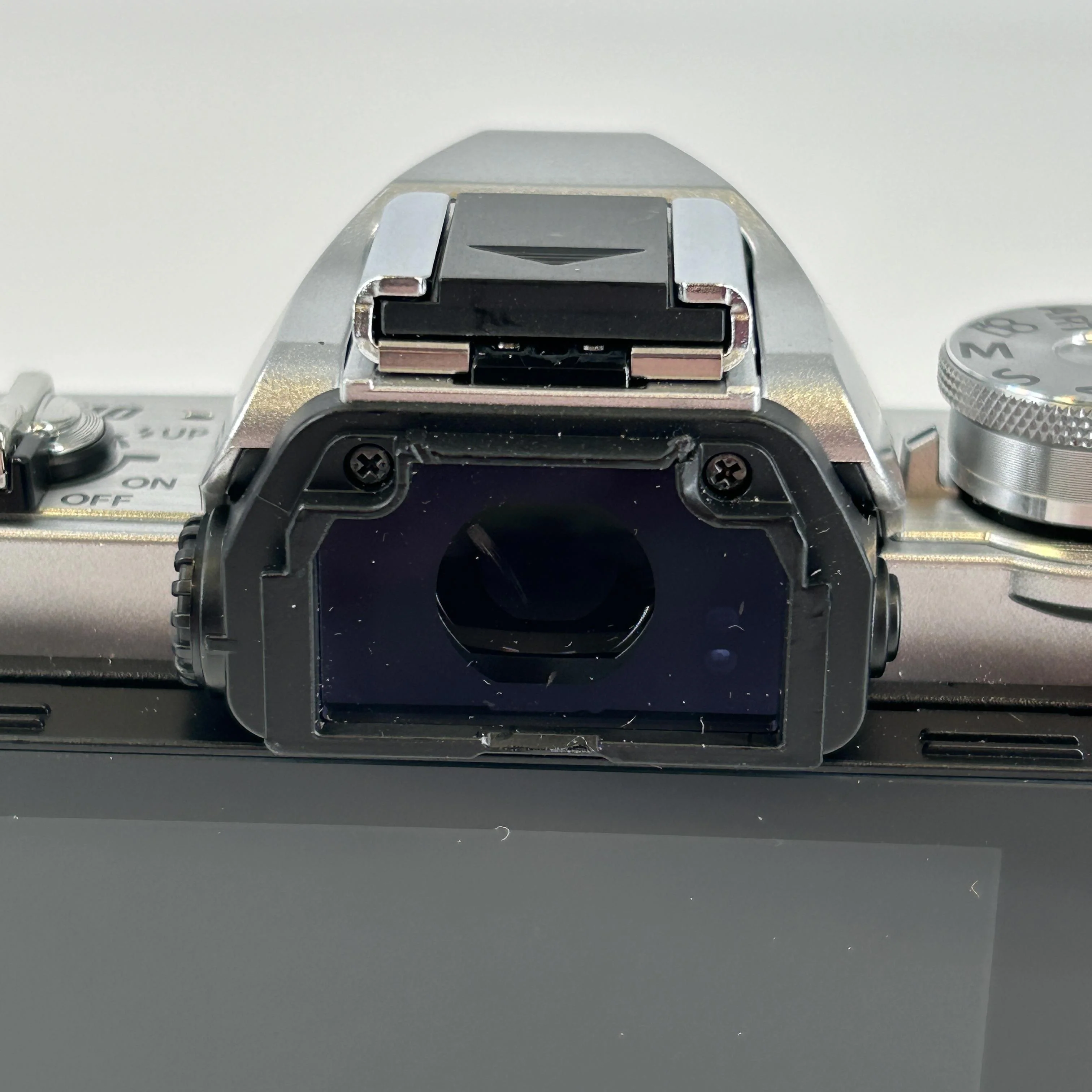 Olympus OM-D E-M10 IV 20.3MP Silver - Image 9