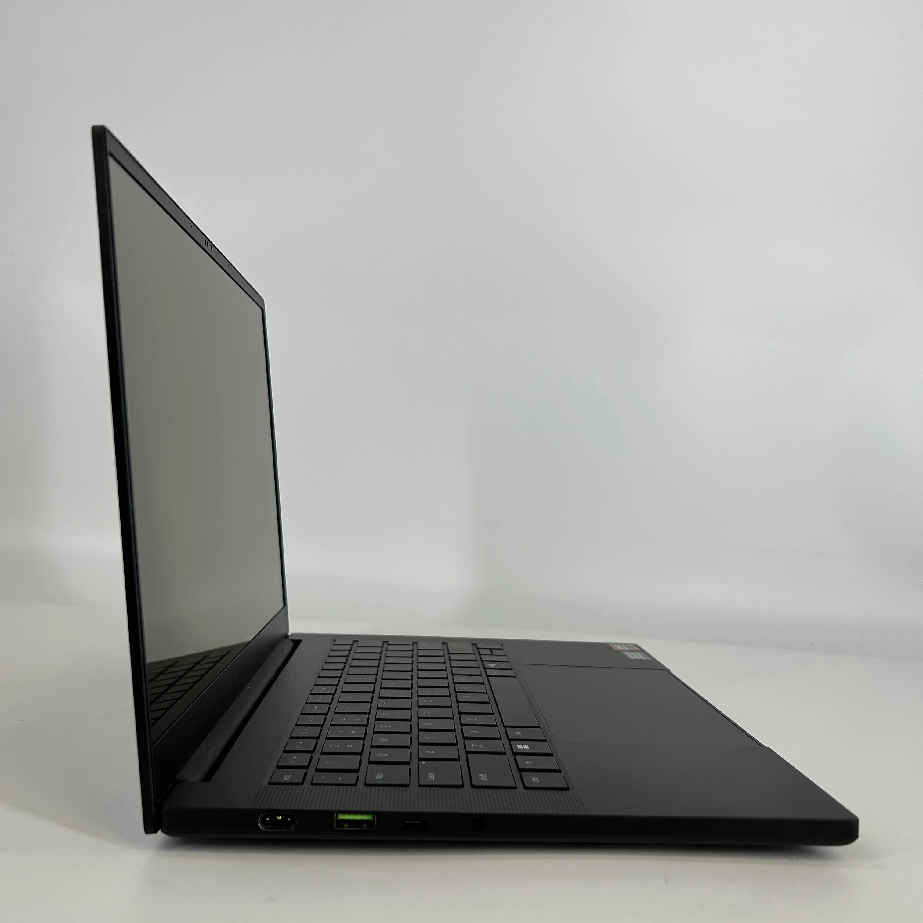 Razer Blade 14 2025 Black 2.0 GHz AMD Ryzen AI 9 365 64GB RAM 2TB Solid State Drive NVIDIA GeForce RTX 5070 8 GB - Image 3