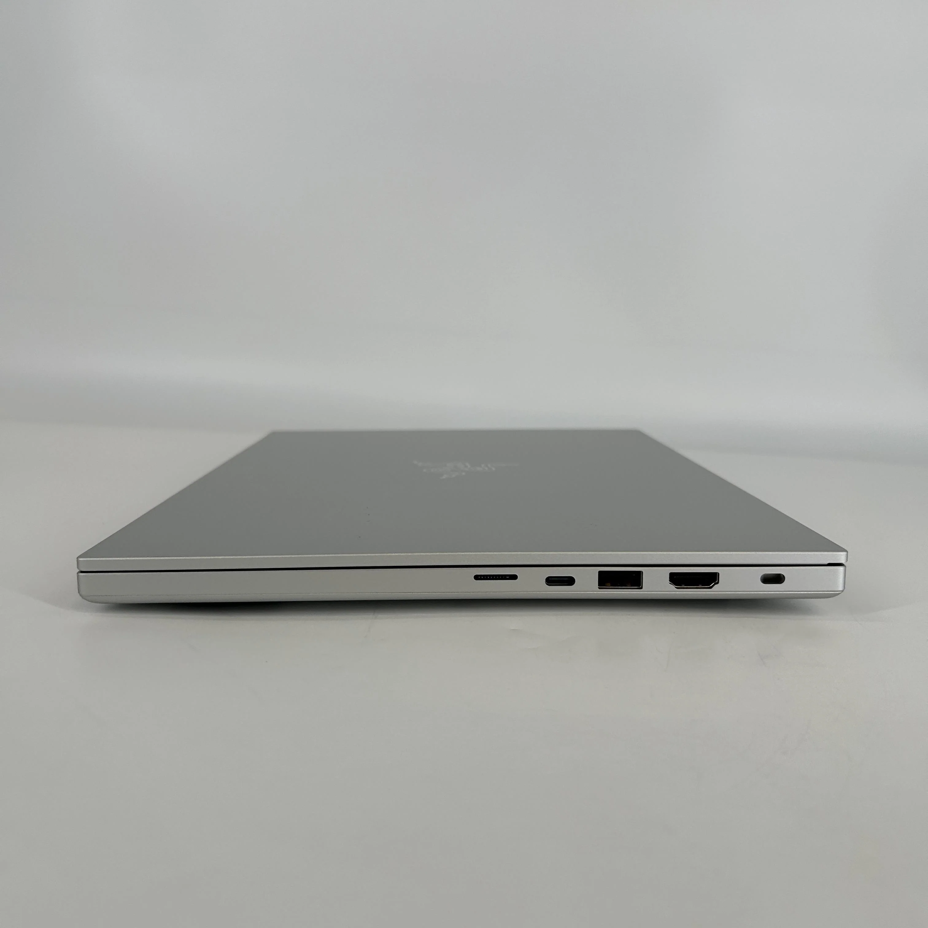 Razer Blade 14 2025 White 2.0 GHz AMD Ryzen AI 9 365 32GB RAM 1TB Solid State Drive NVIDIA GeForce RTX 5070 8 GB - Image 9
