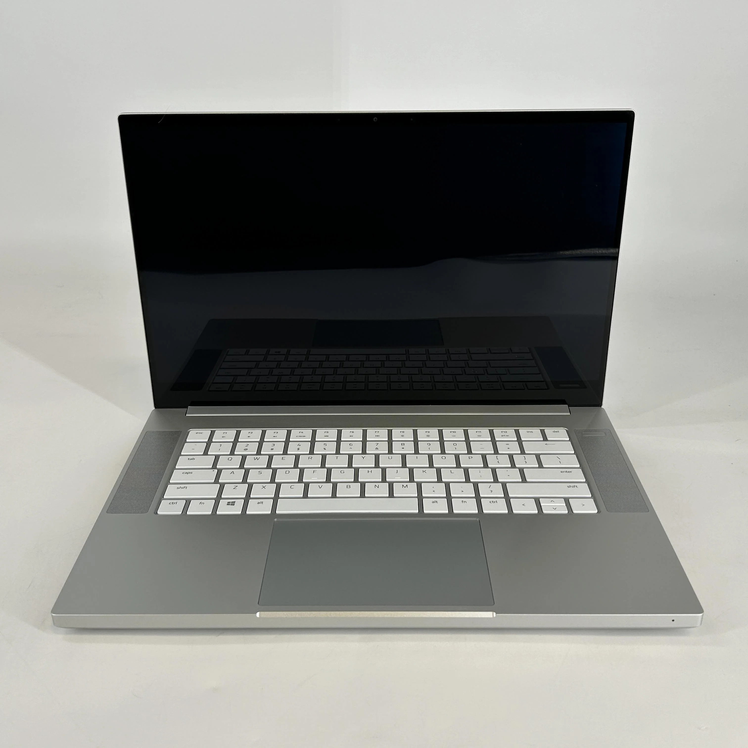 Razer Blade 15 Base 2020 Silver 2.6 GHz Intel Core i7 10th Gen. 16GB RAM 512GB Solid State Drive NVIDIA GeForce RTX 2070 8 GB