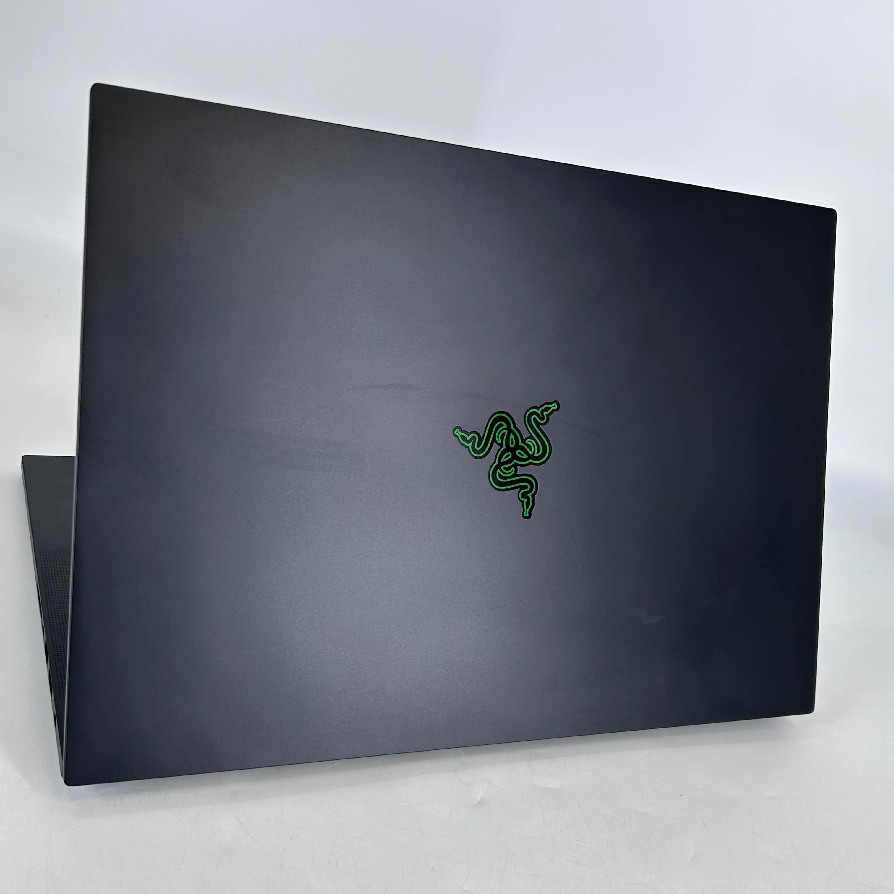 Razer Blade 16 2025 Black 2.0 GHz AMD Ryzen AI 9 365 64GB RAM 2TB Solid State Drive NVIDIA GeForce RTX 5080 16 GB - Image 11