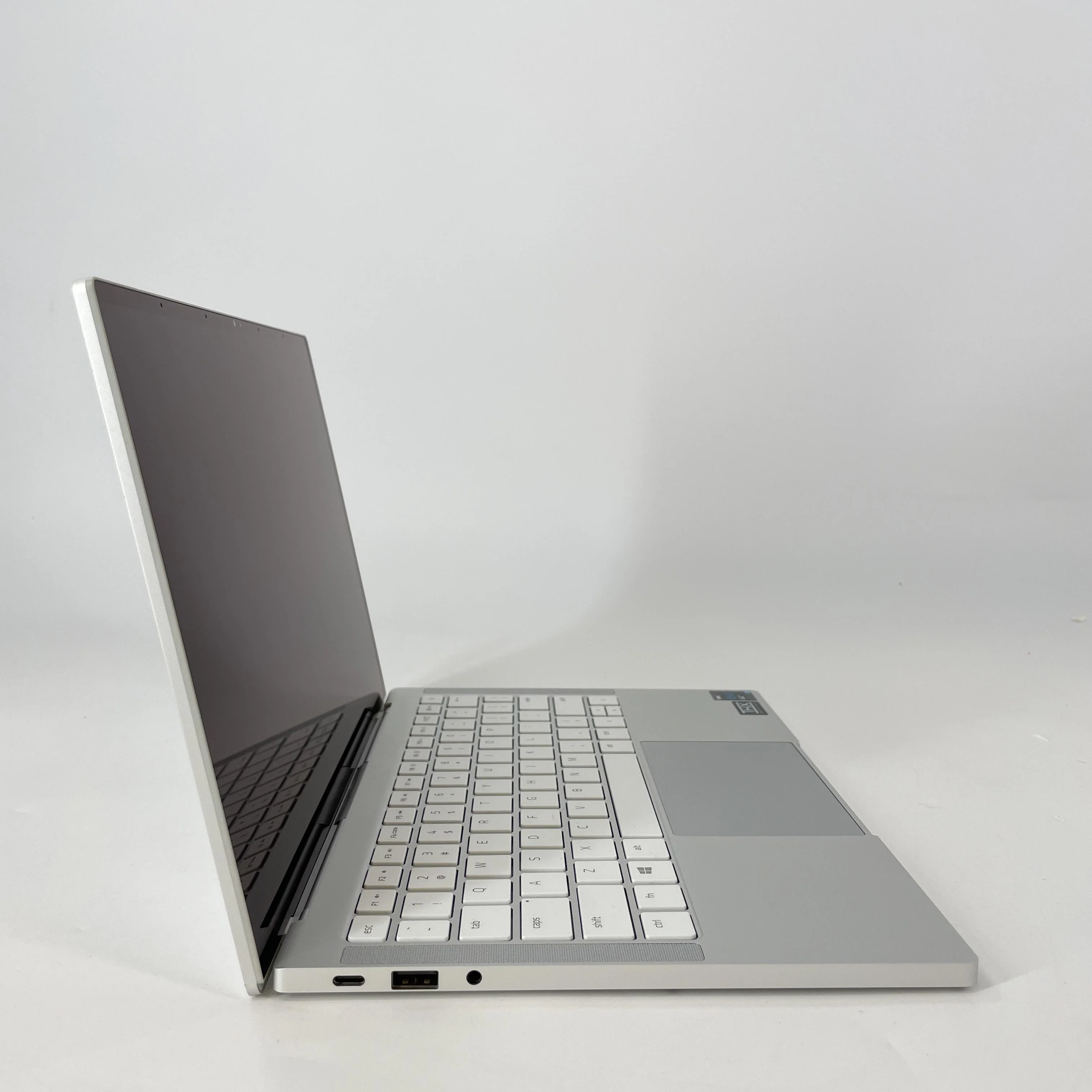 Razer Book 13.4 Silver 2.8 GHz Intel Core i7 11th Gen. 16GB RAM 1TB Solid State Drive - Image 5