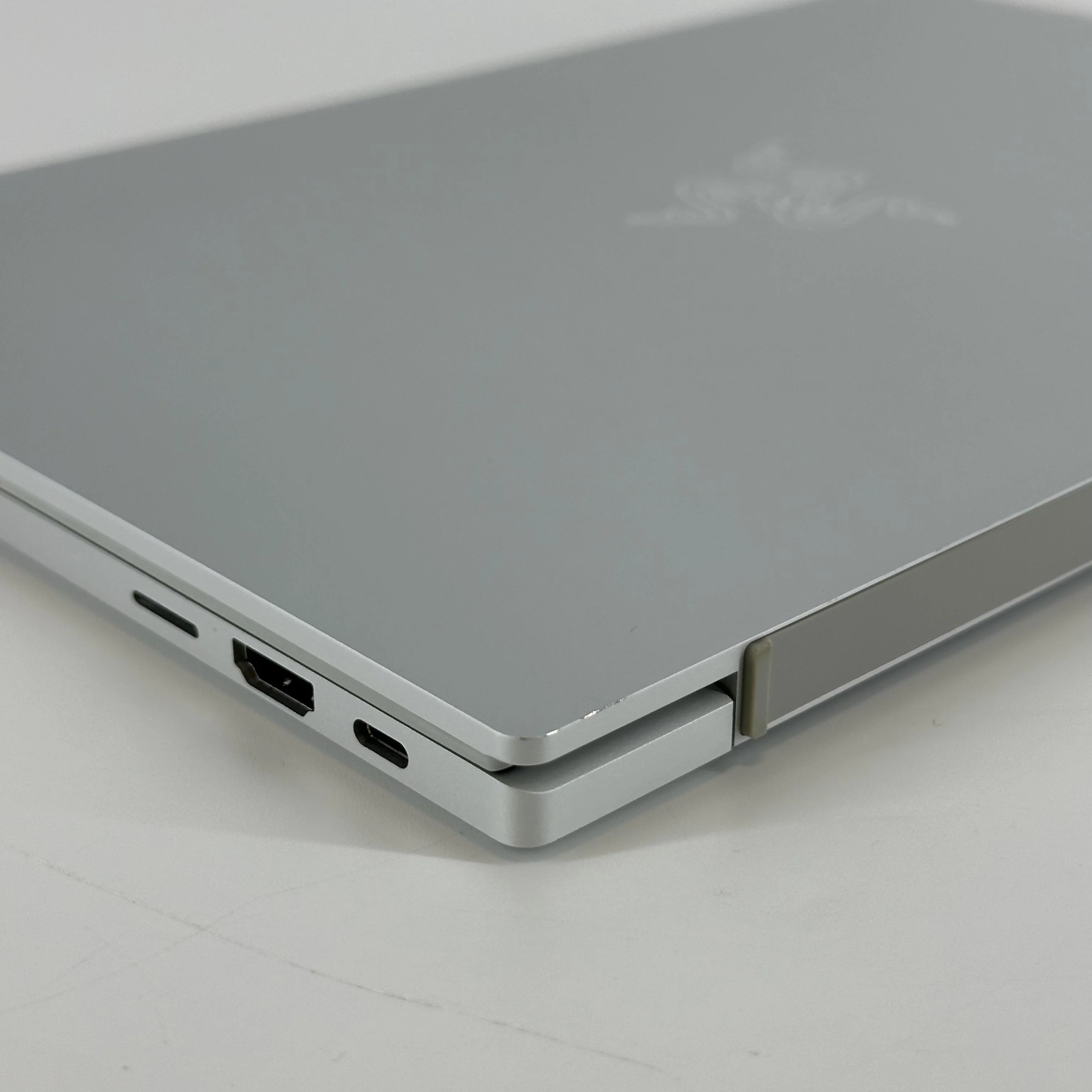 Razer Book 13.4 Silver 2.8 GHz Intel Core i7 11th Gen. 16GB RAM 512GB Solid State Drive - Image 8