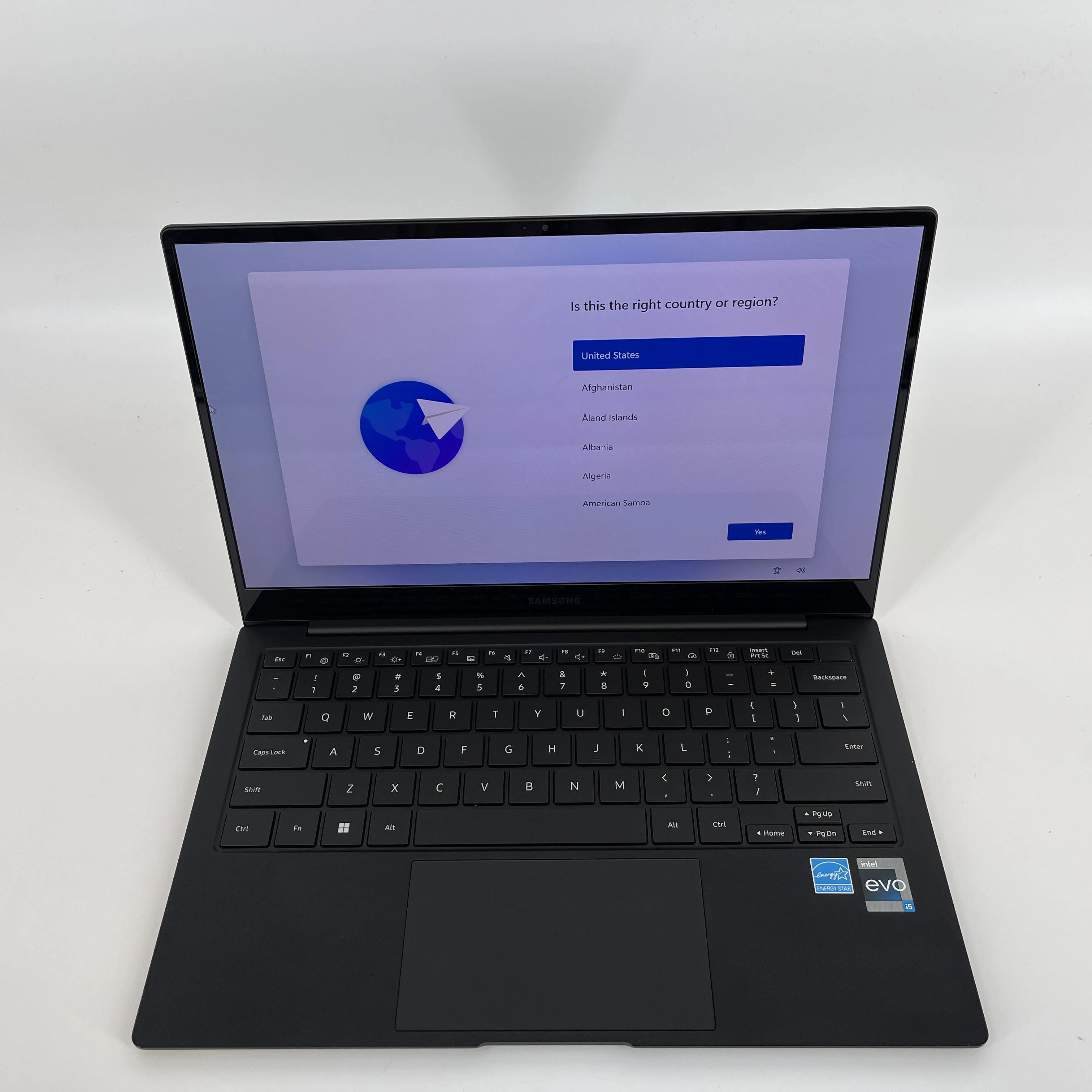 Samsung Galaxy Book2 Pro 13.3 Graphite WiFi 1.7 GHz Intel Core i5 12th Gen. 8GB RAM 256GB Solid State Drive - Image 2