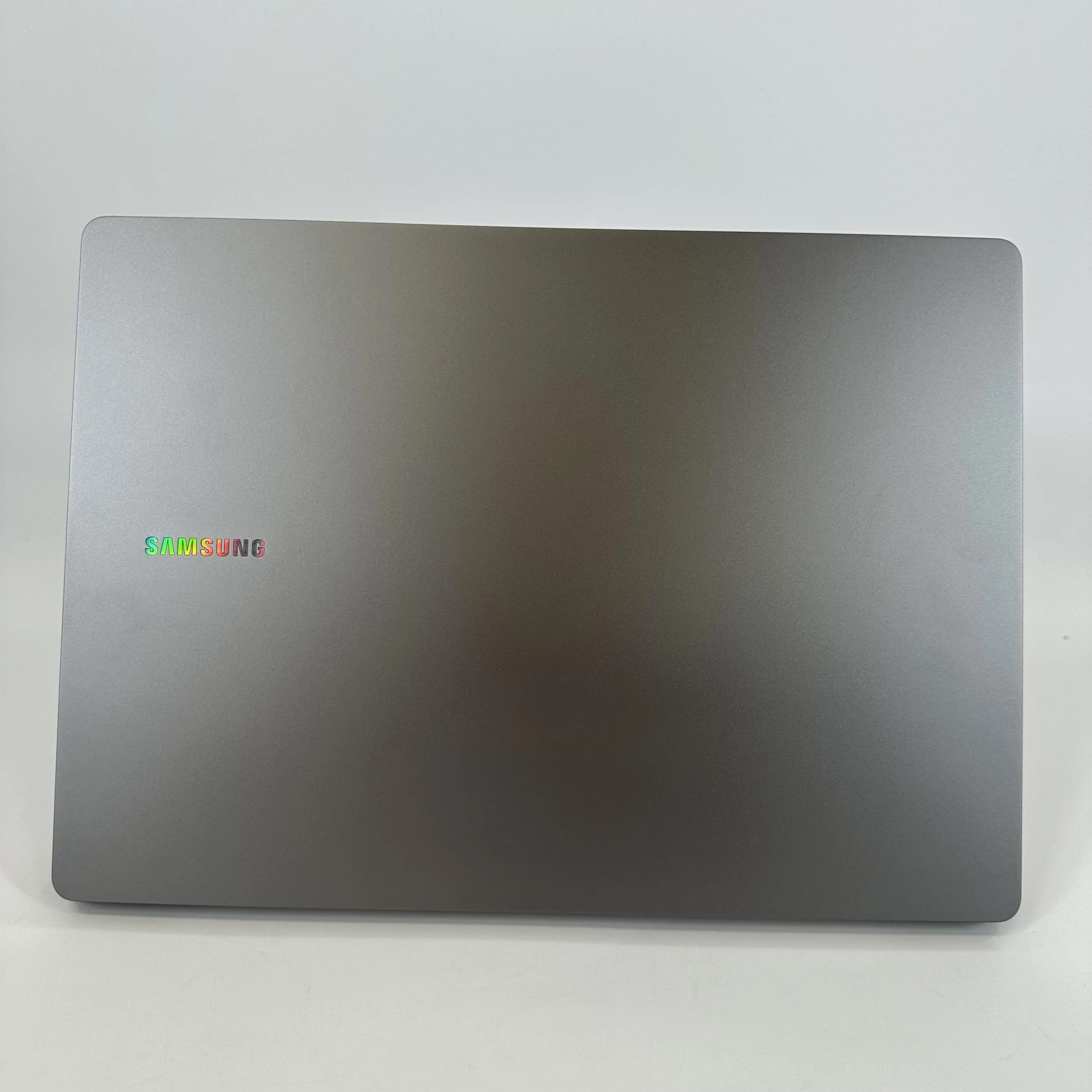 Samsung Galaxy Book5 Pro 14 Gray 2.2 GHz Intel Core Ultra 7 Series 2 32GB RAM 1TB Solid State Drive - Image 4